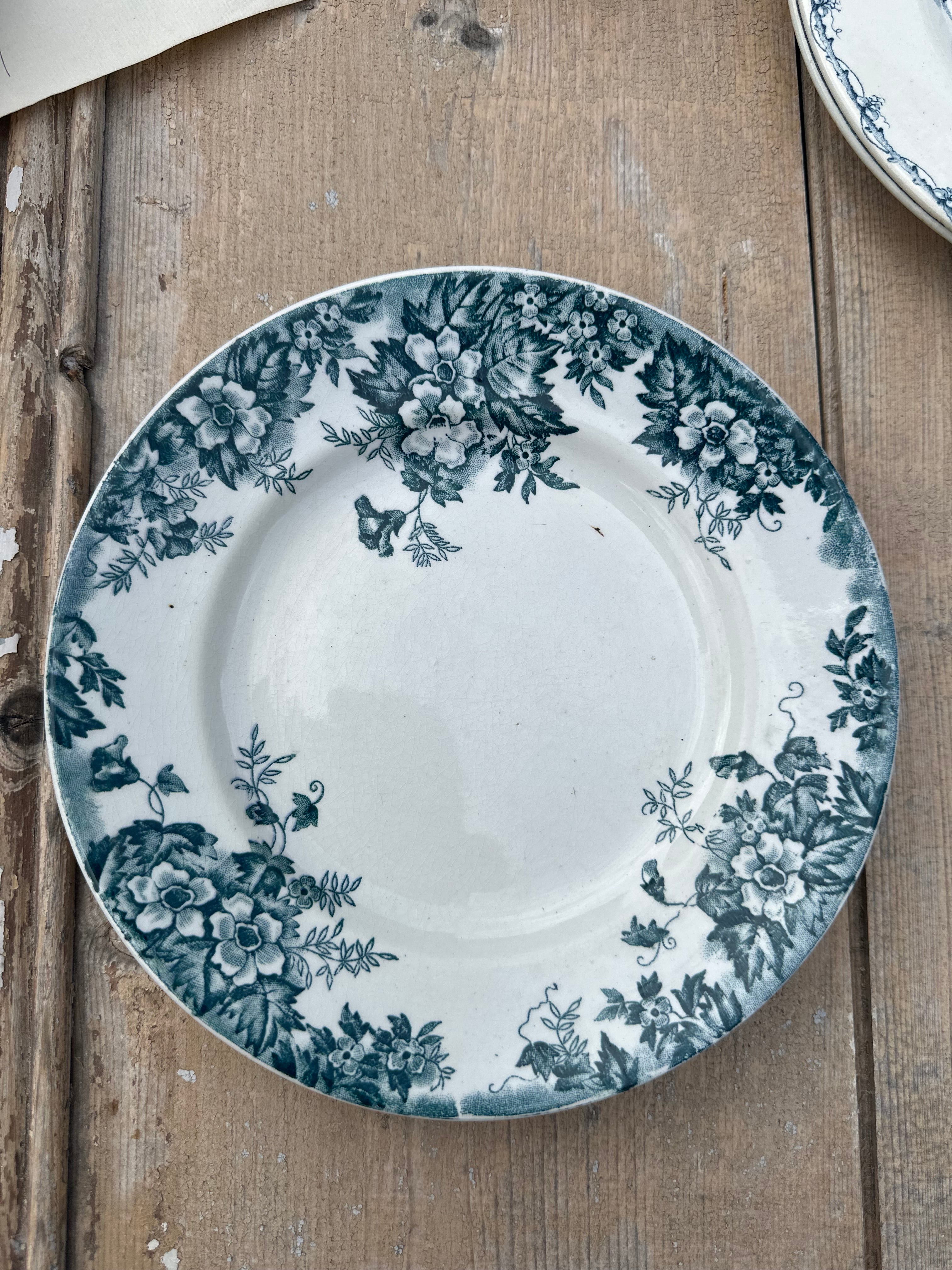 I. Set of 8 assorted dinner plates