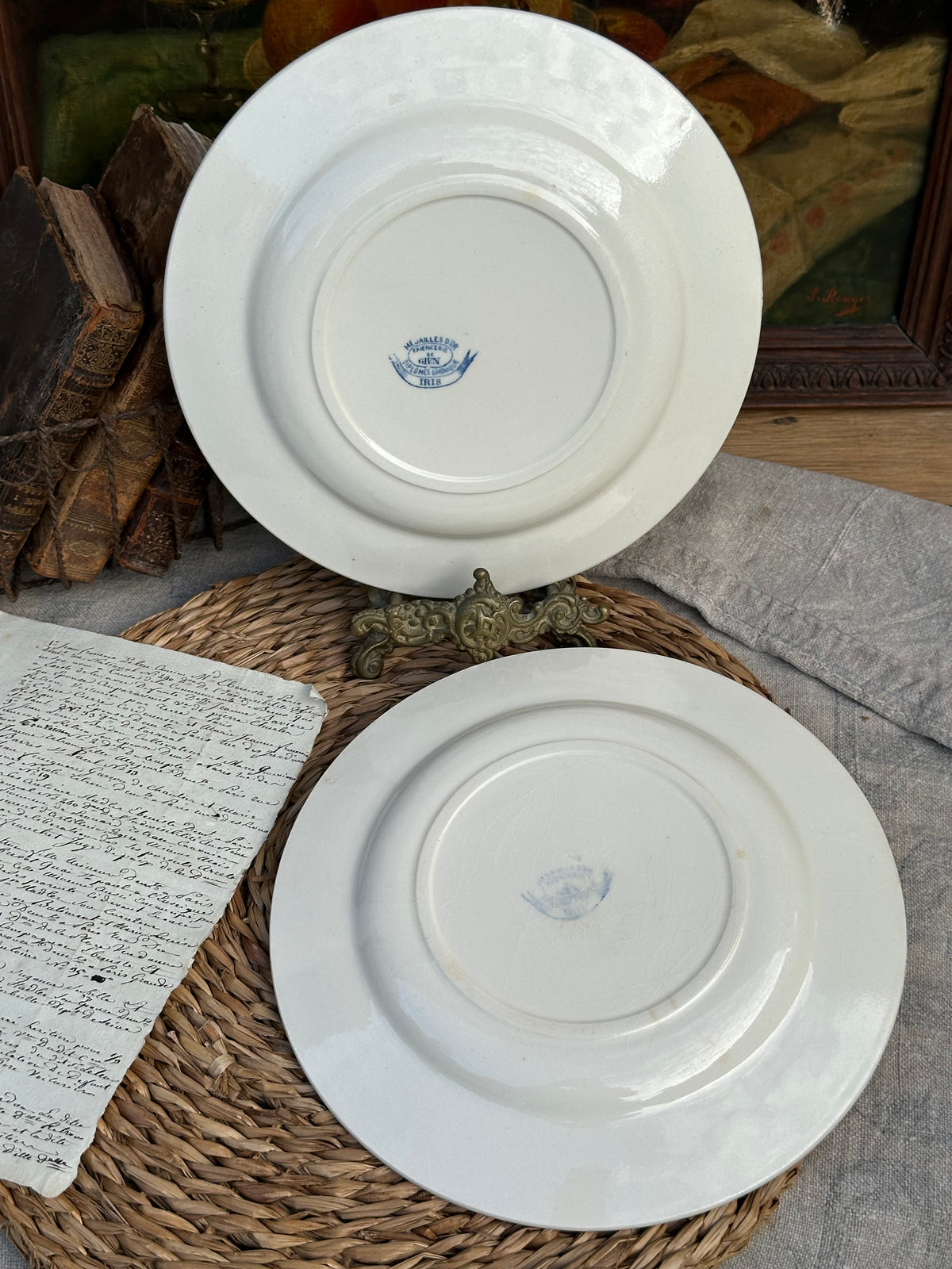 I. Deux assiettes plates Gien modèle Iris