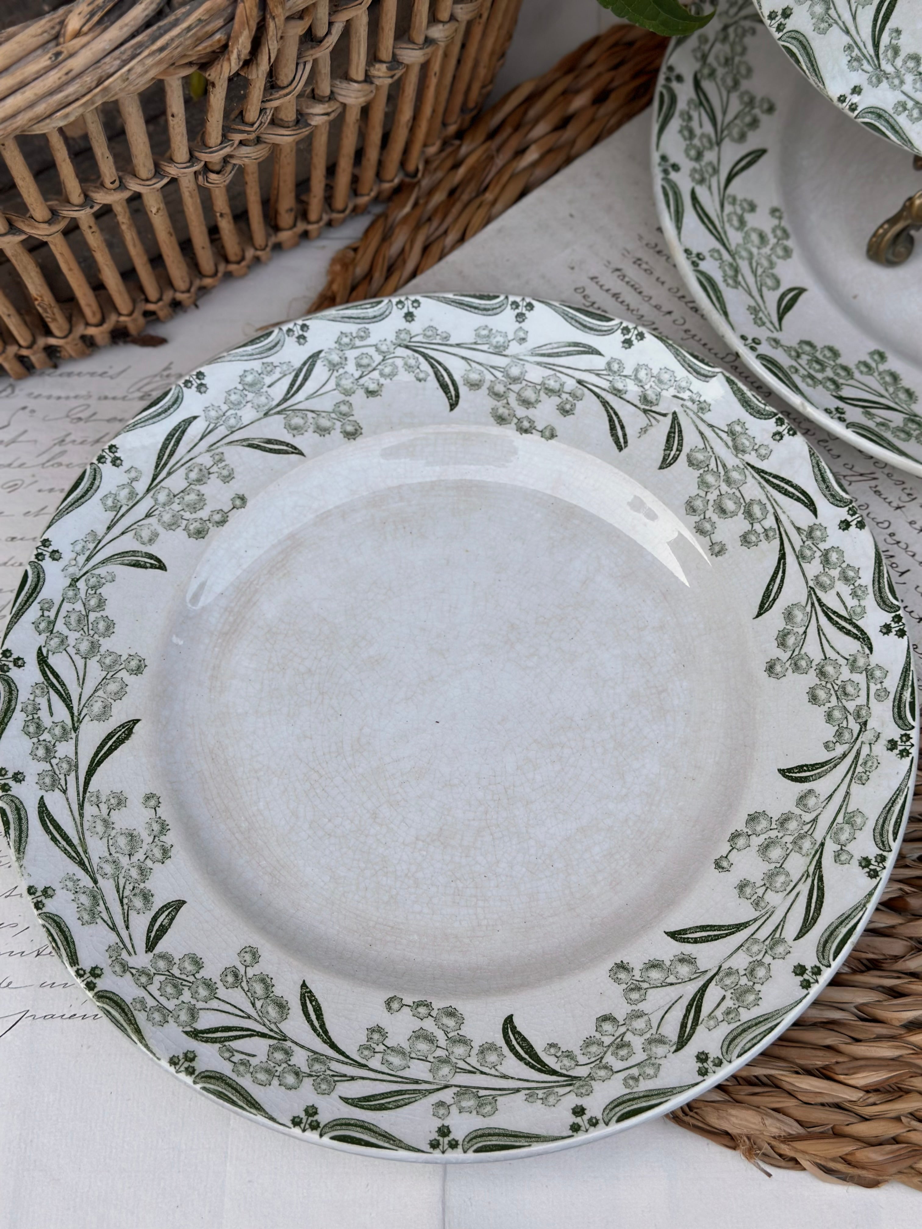 Série de 3 assiettes plates St. Amand modèle Mimosa, patinées