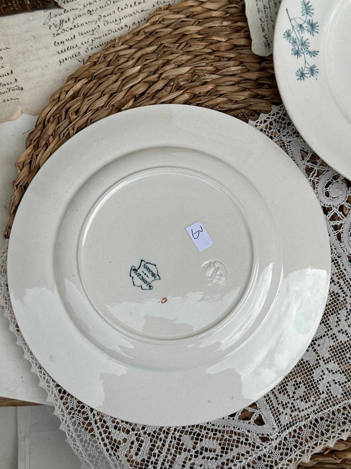 B. Suite de 5 assiettes à dessert Longwy modèle Mignon