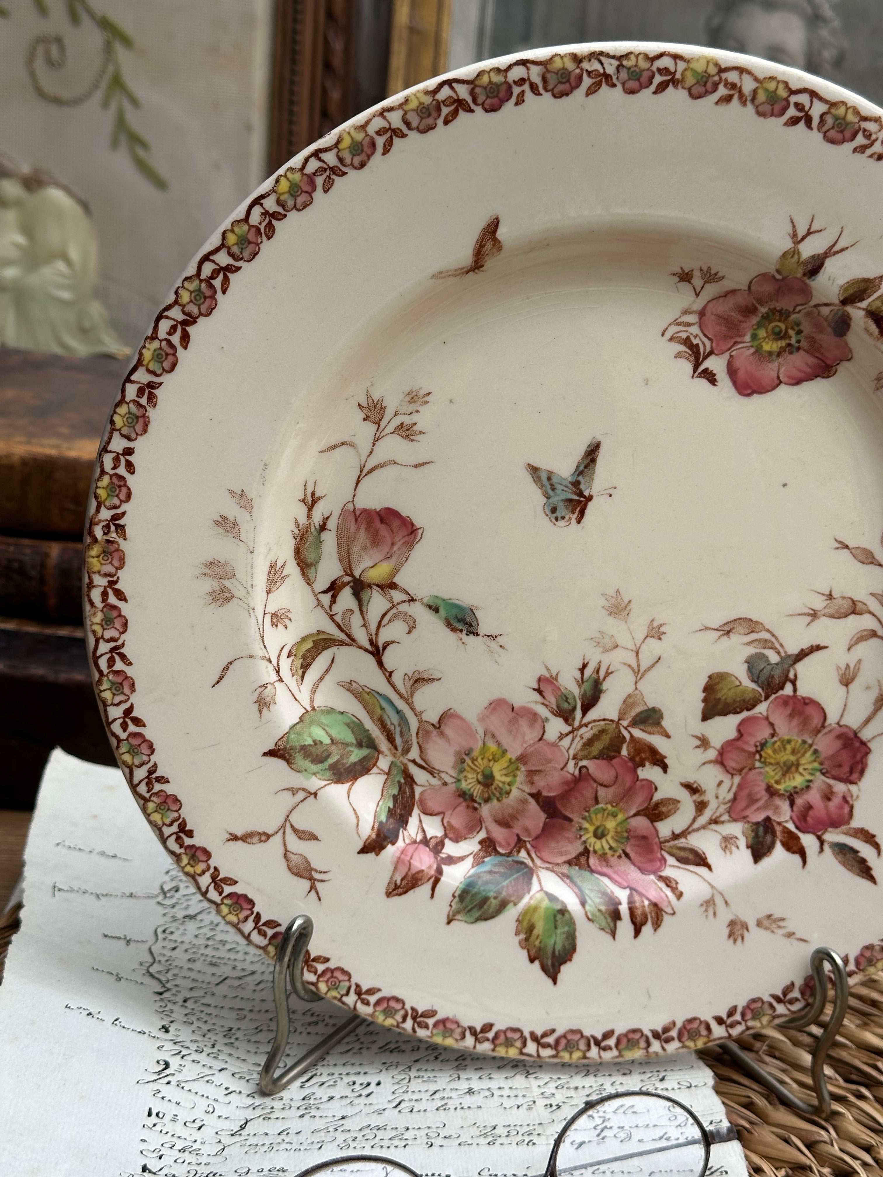 Plat piédouche polychrome Gien modèle Mai