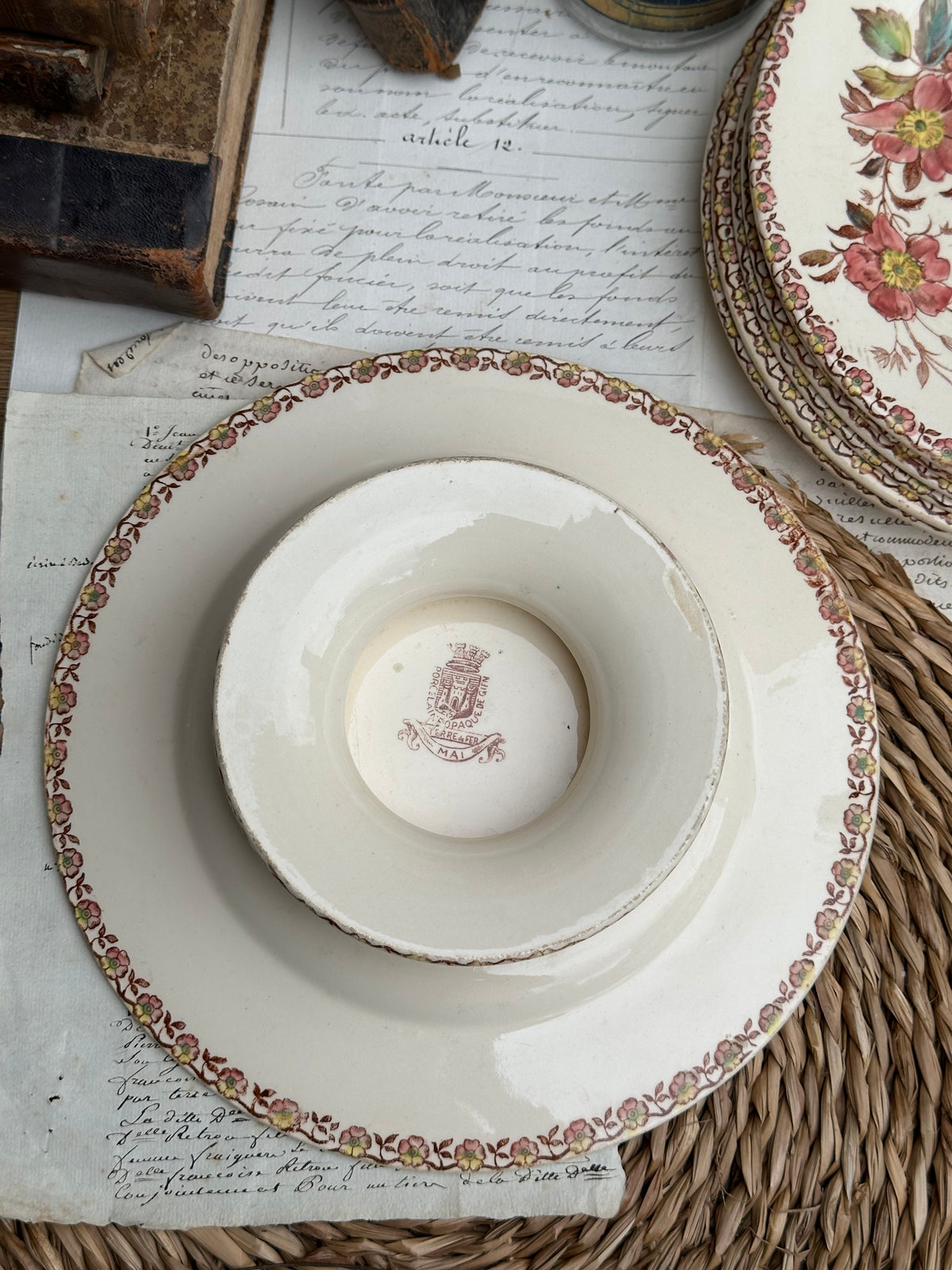Plat piédouche polychrome Gien modèle Mai