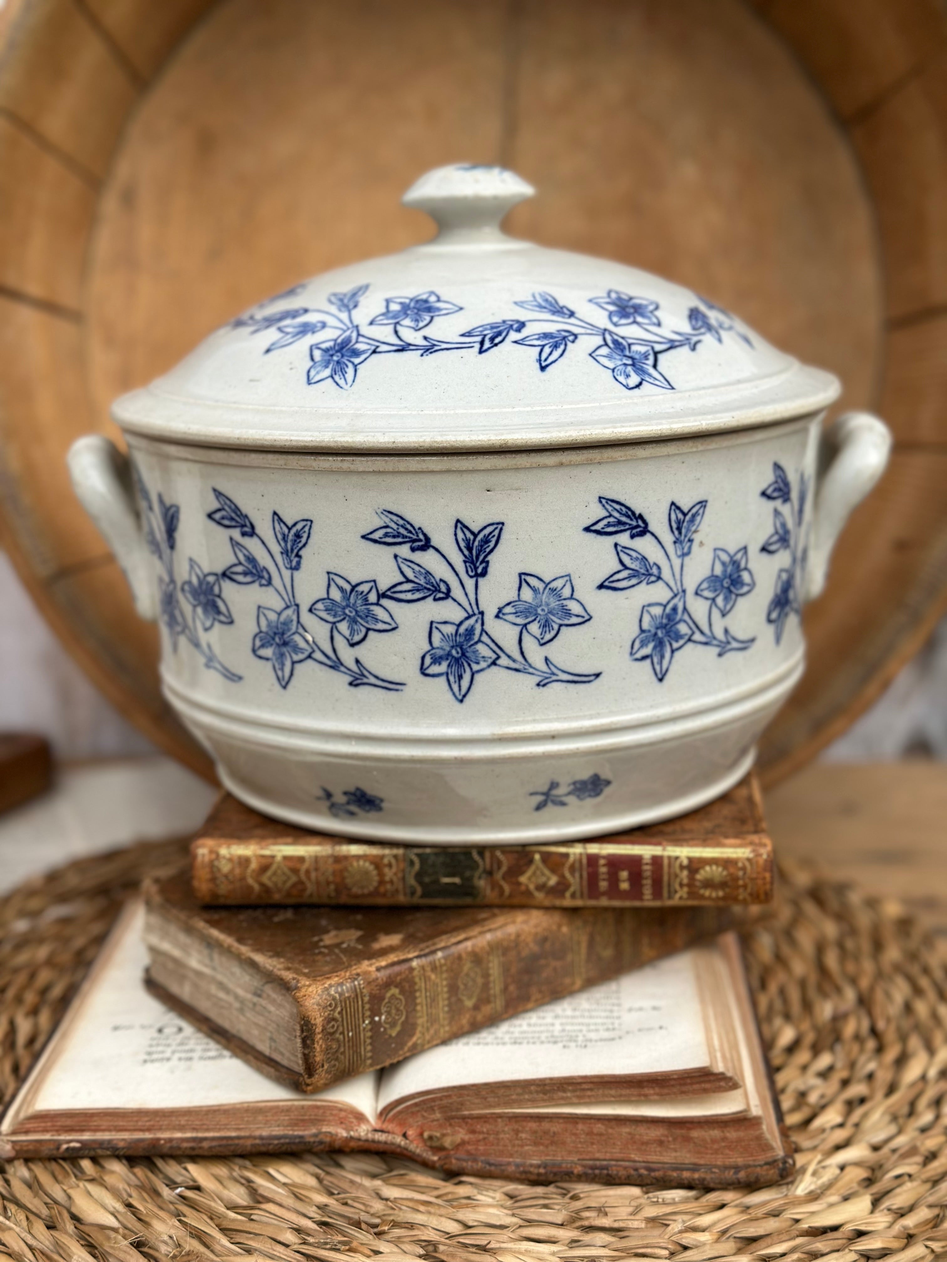 Large St Uze tureen