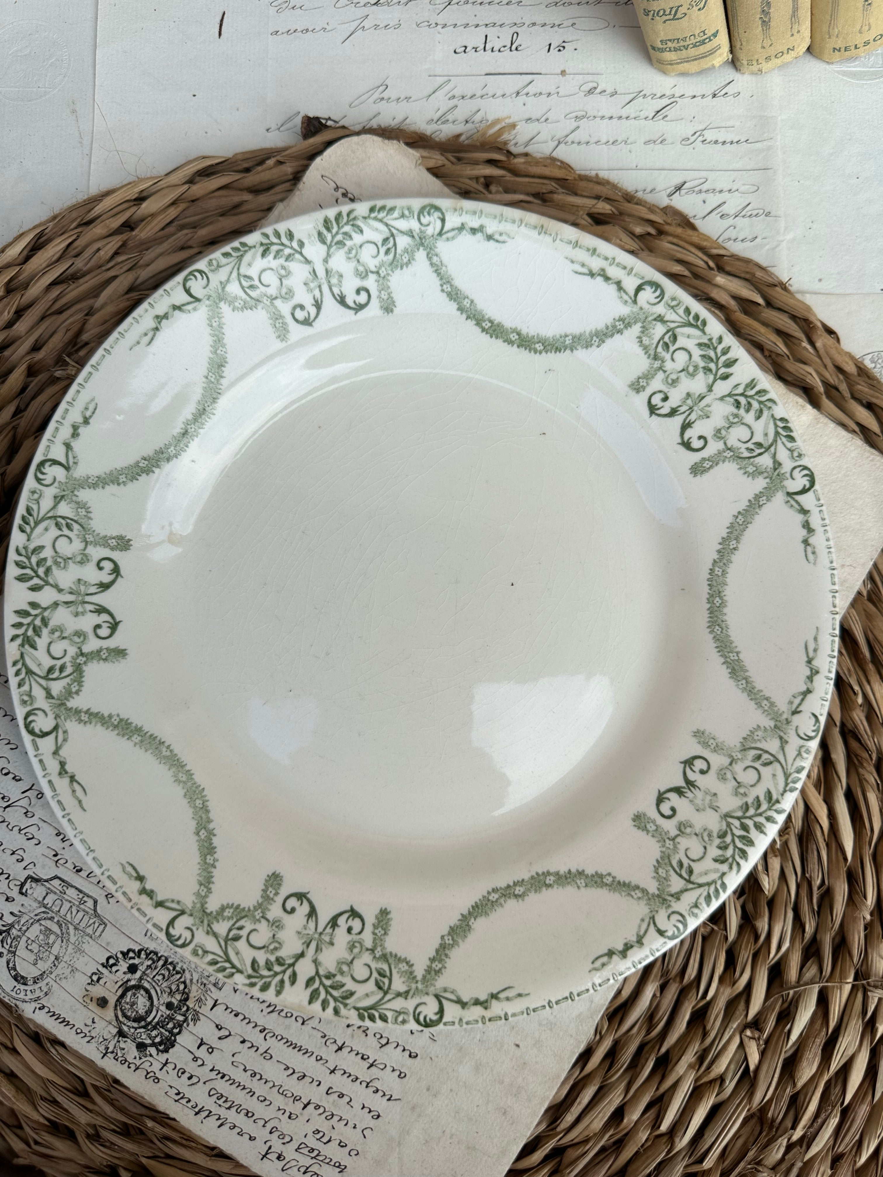Trois assiettes à dessert Creil et Montereau service Napoléon