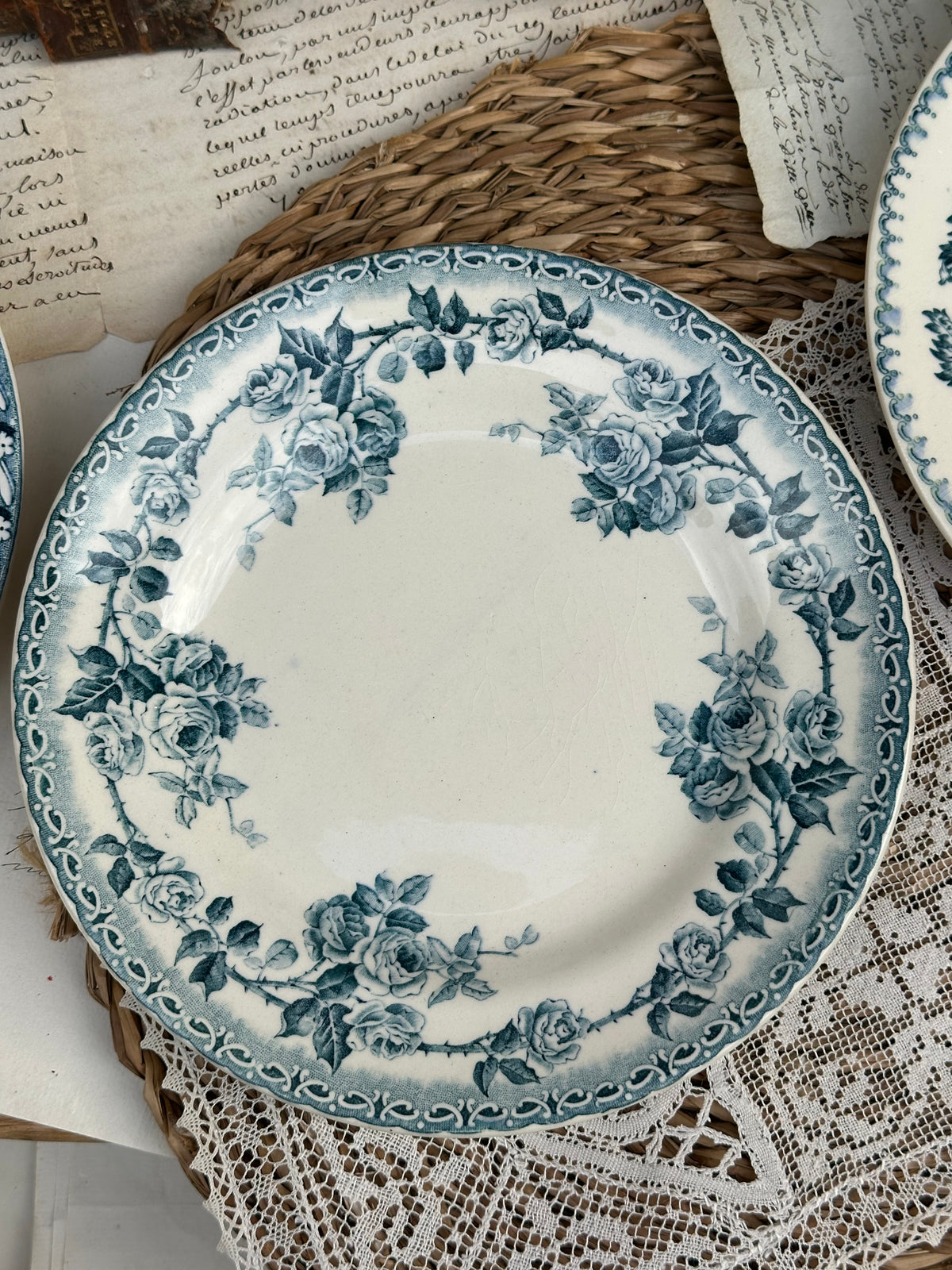 C. Suite de 6 assiettes à dessert dépareillées