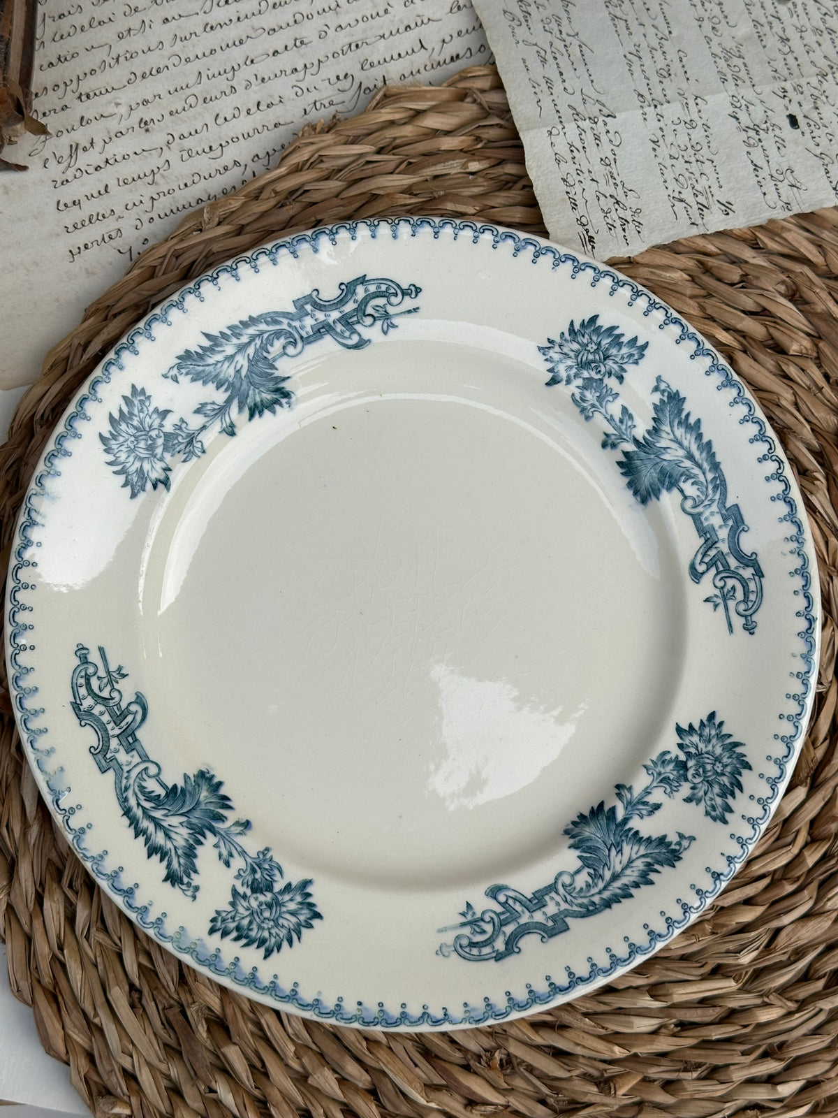 A. Suite de 6 assiettes à dessert dépareillées