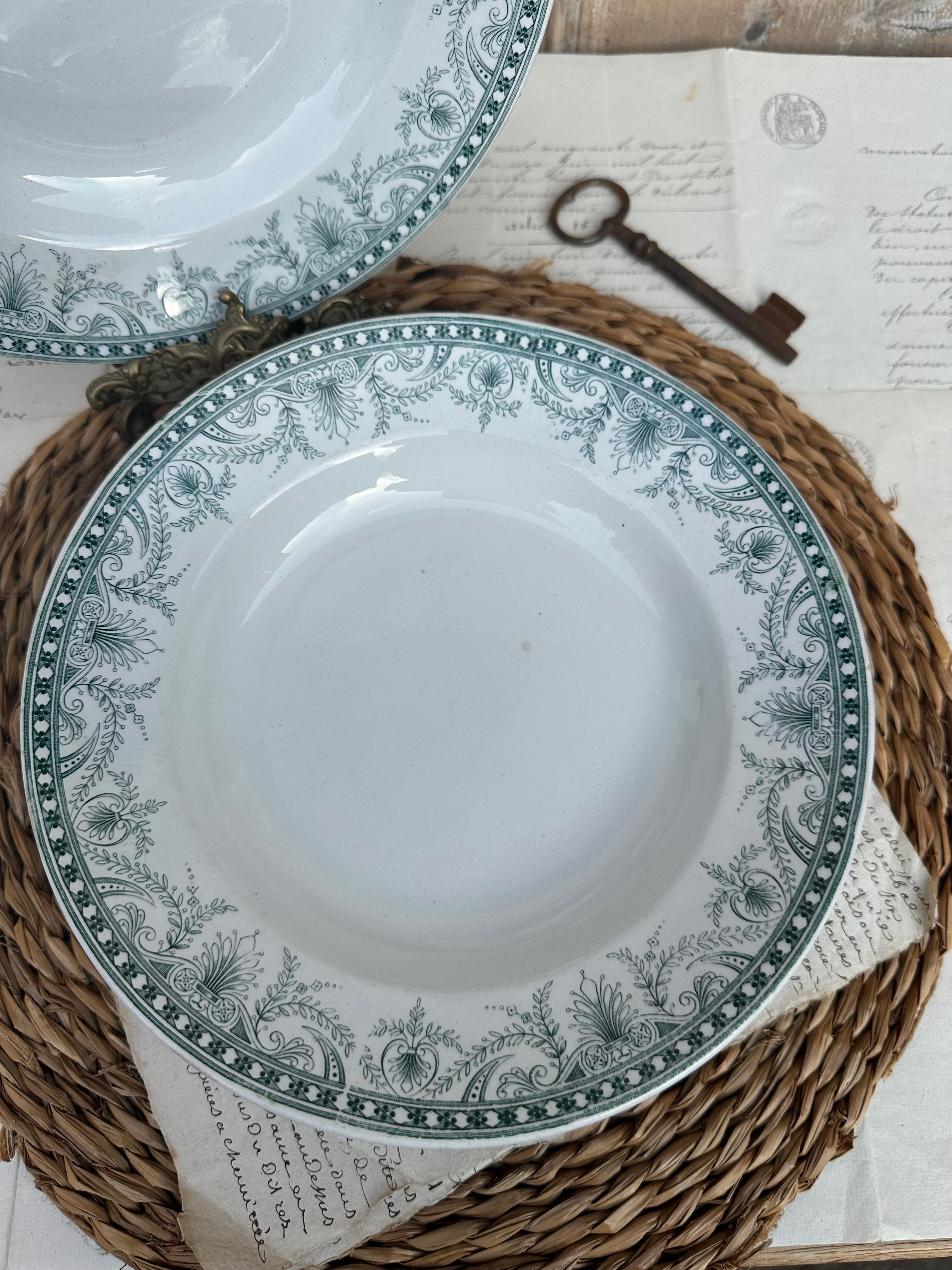 I. Suite de 6 assiettes creuses St. Amand modèle Wilbur