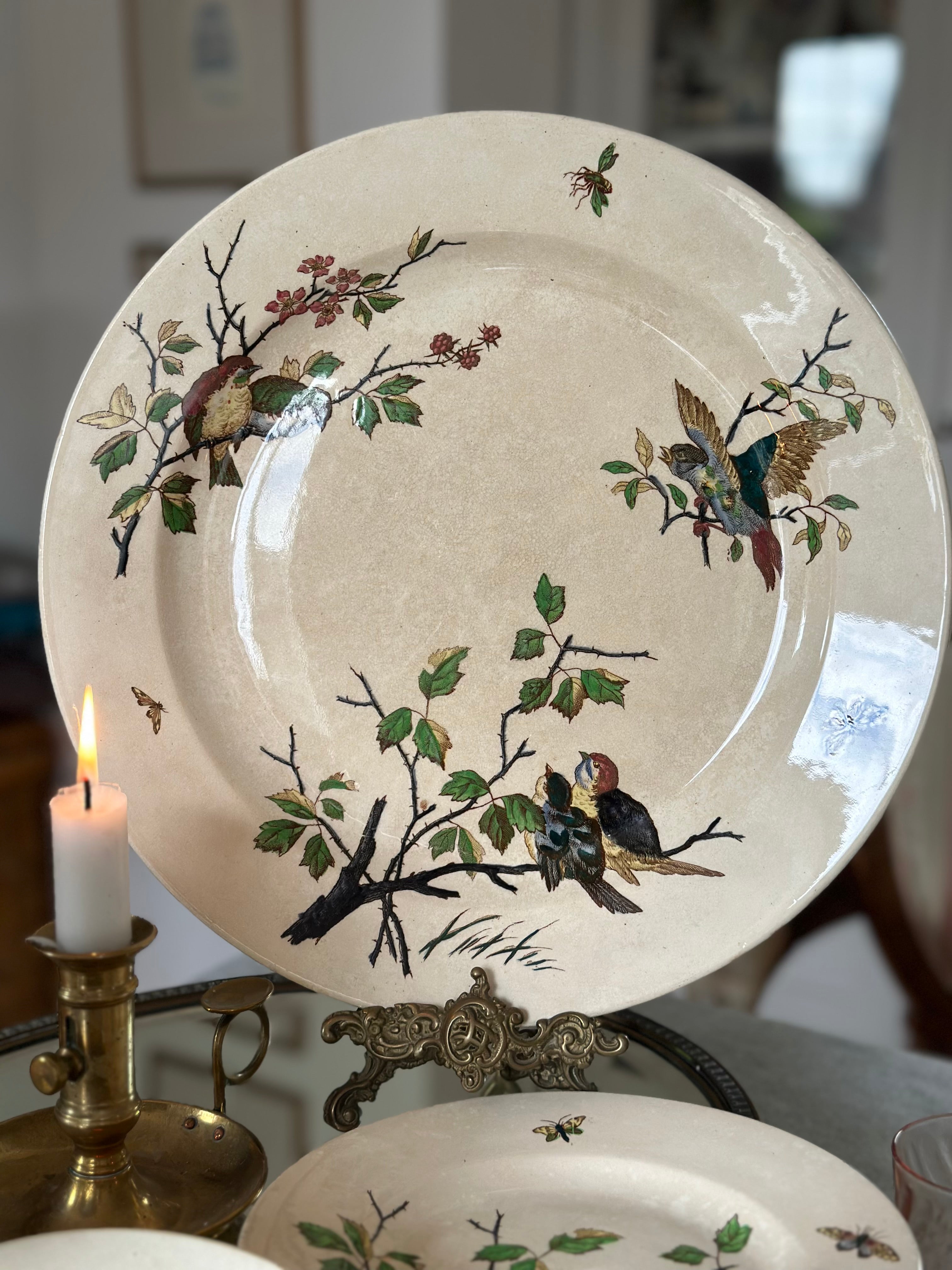 Grand plat rond polychrome B F K modèle Chanteurs