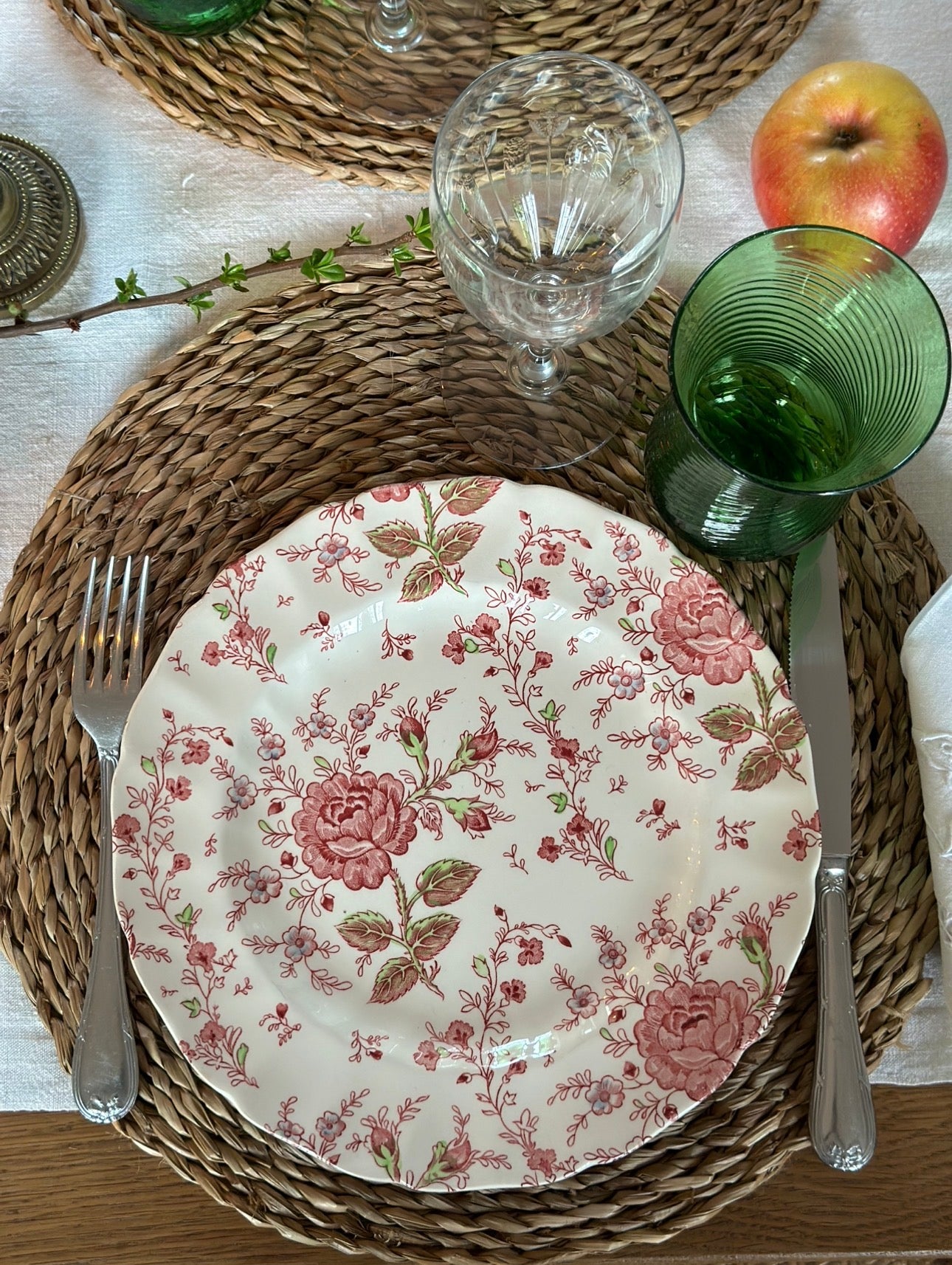 Suite de 6 assiettes plates Johnson Bros modèle Rose Chintz