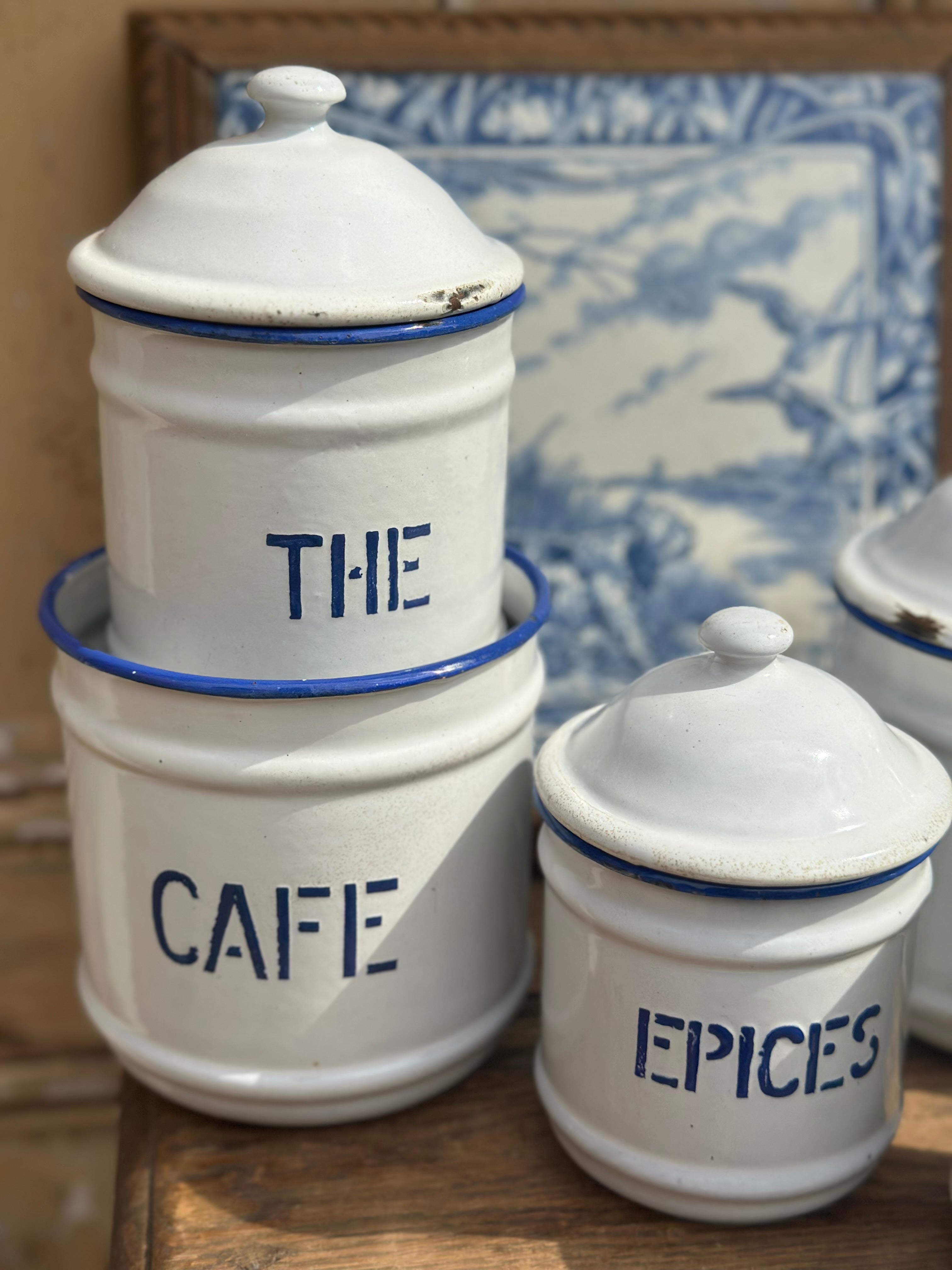 Suite de 5 pots à épices en métal