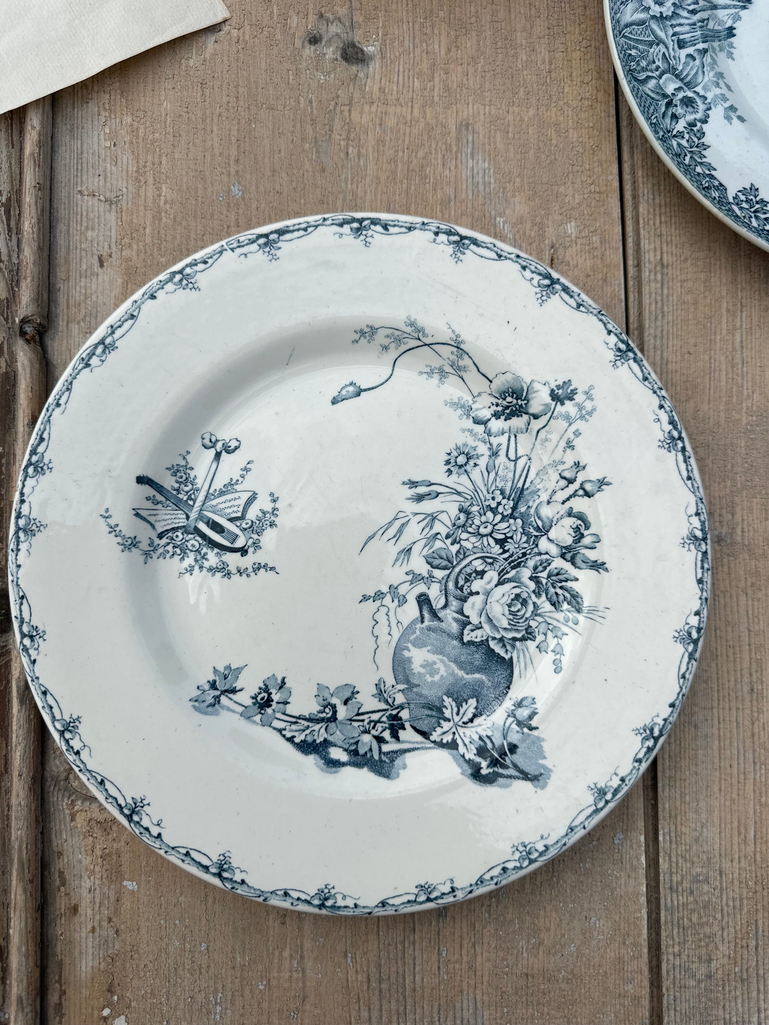 I. Set of 8 assorted dinner plates