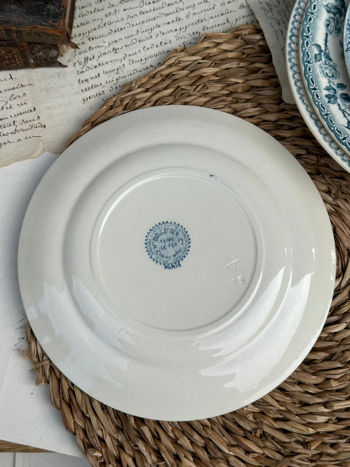 A. Suite de 6 assiettes à dessert dépareillées