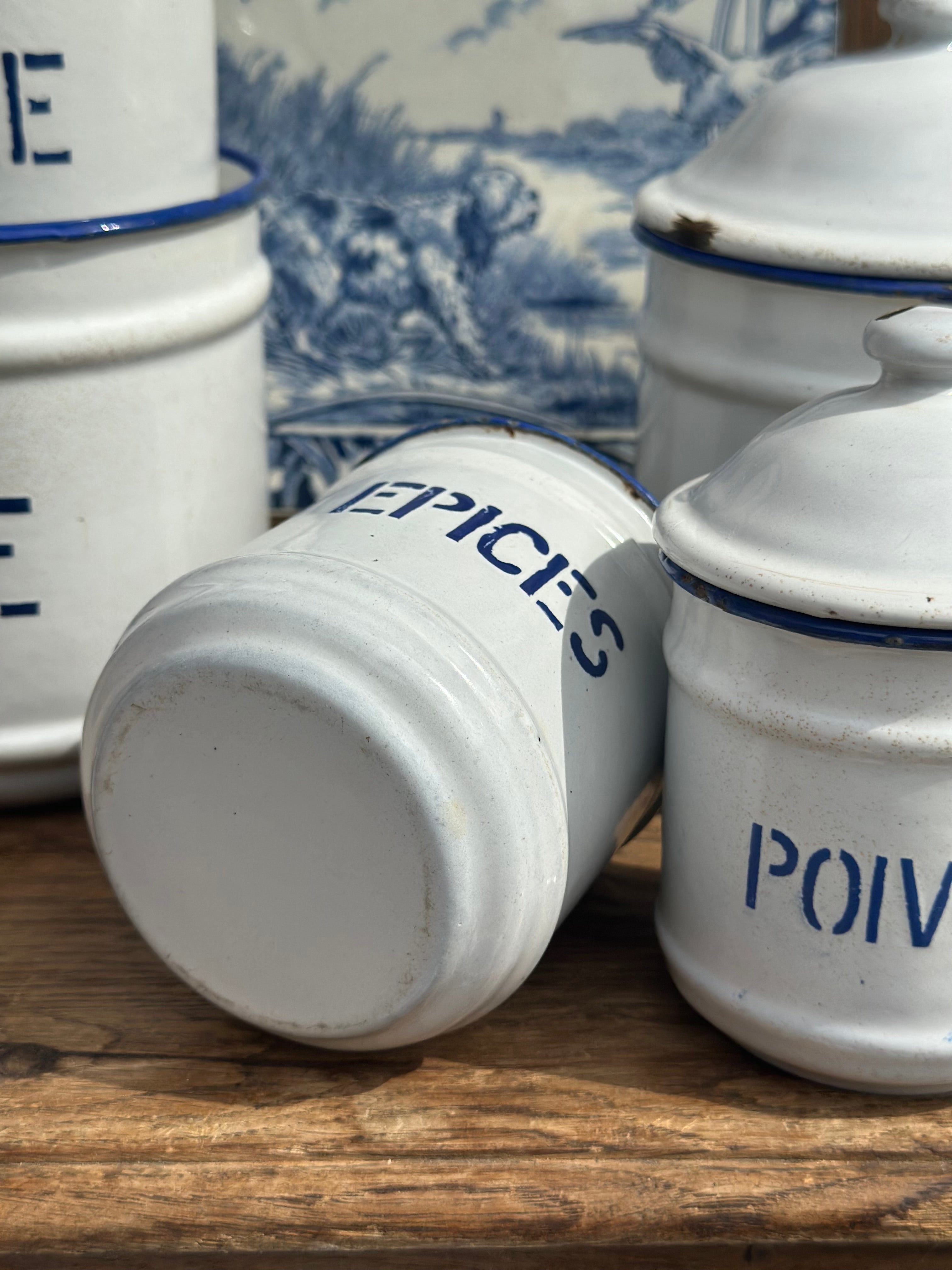 Suite de 5 pots à épices en métal