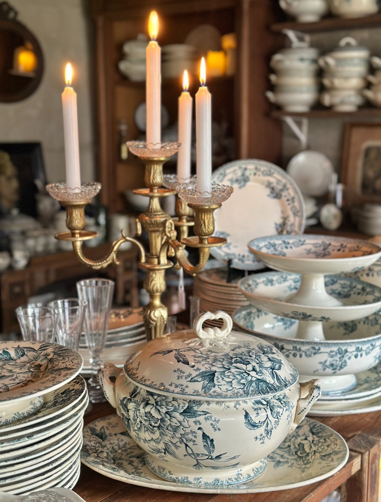 Lot Gien modèle Milan: soupière, plat ovale et plat piédouche