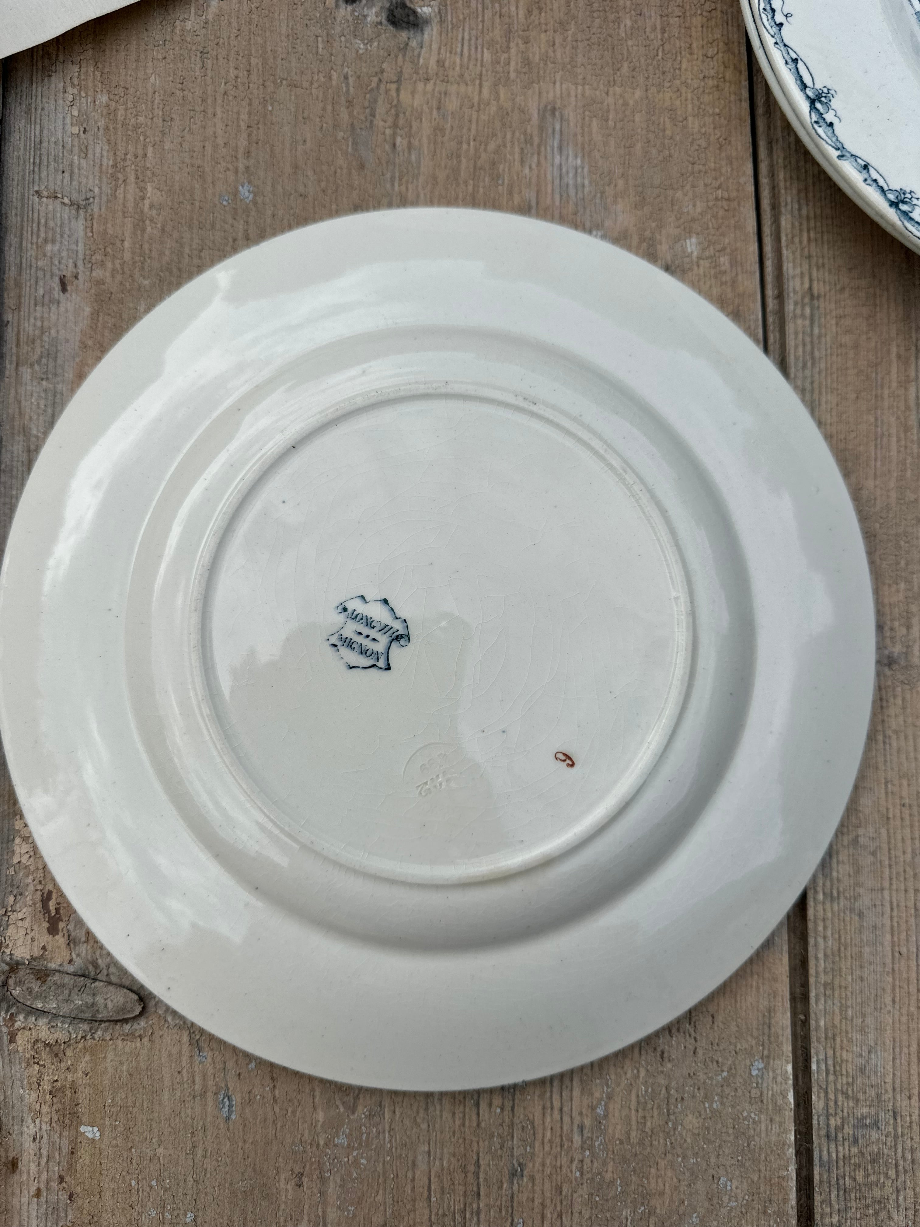 I. Set of 8 assorted dinner plates