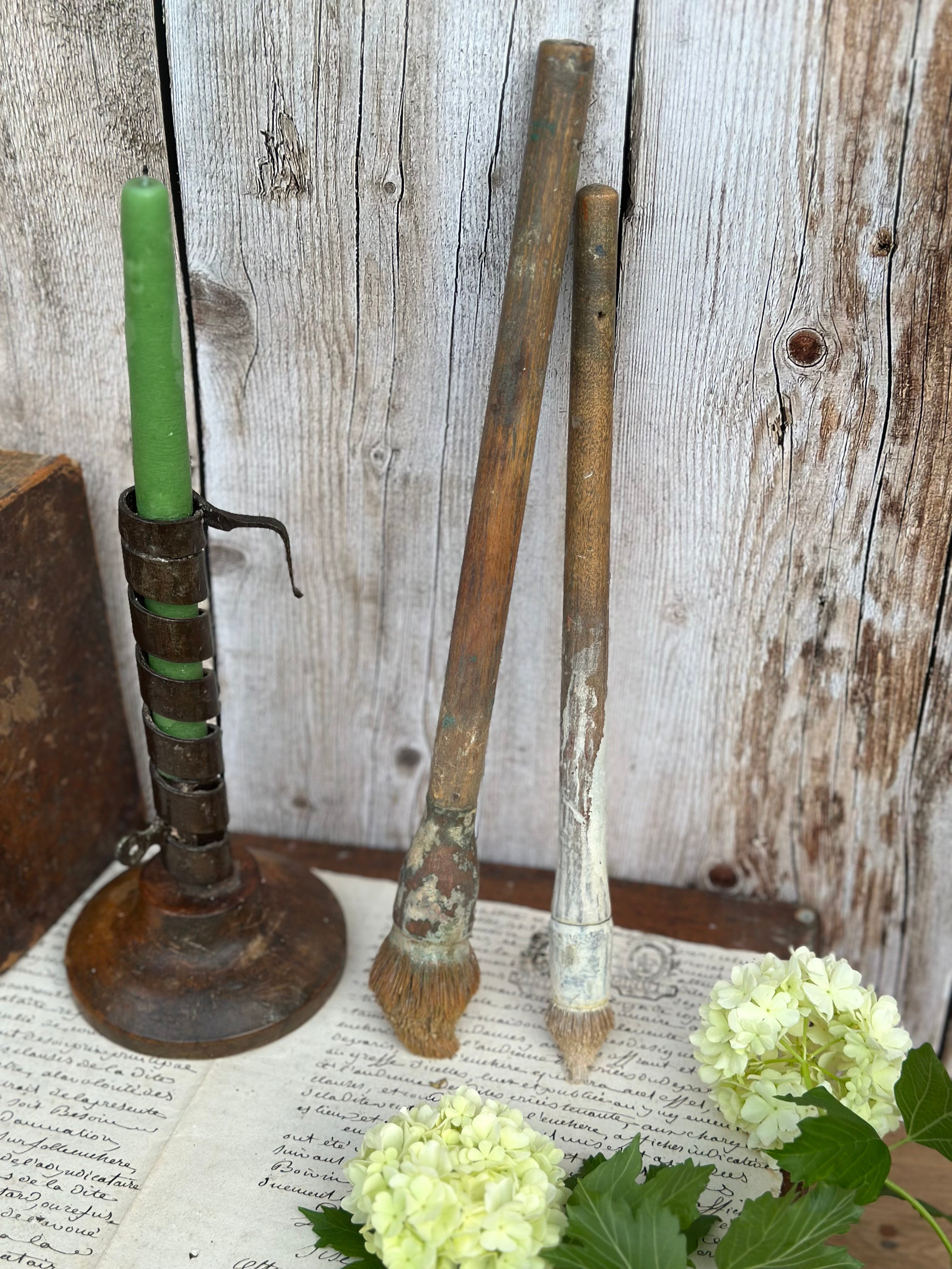 Deux pinceaux anciens, 29 et 33cm