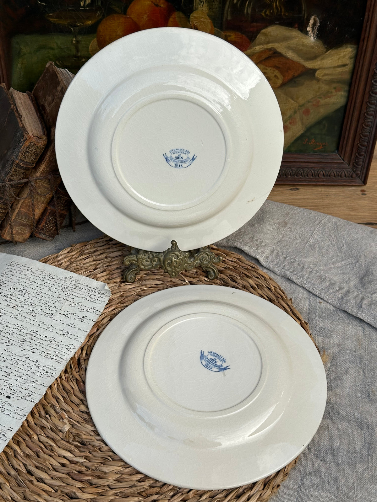 II. Deux assiettes plates Gien modèle Iris