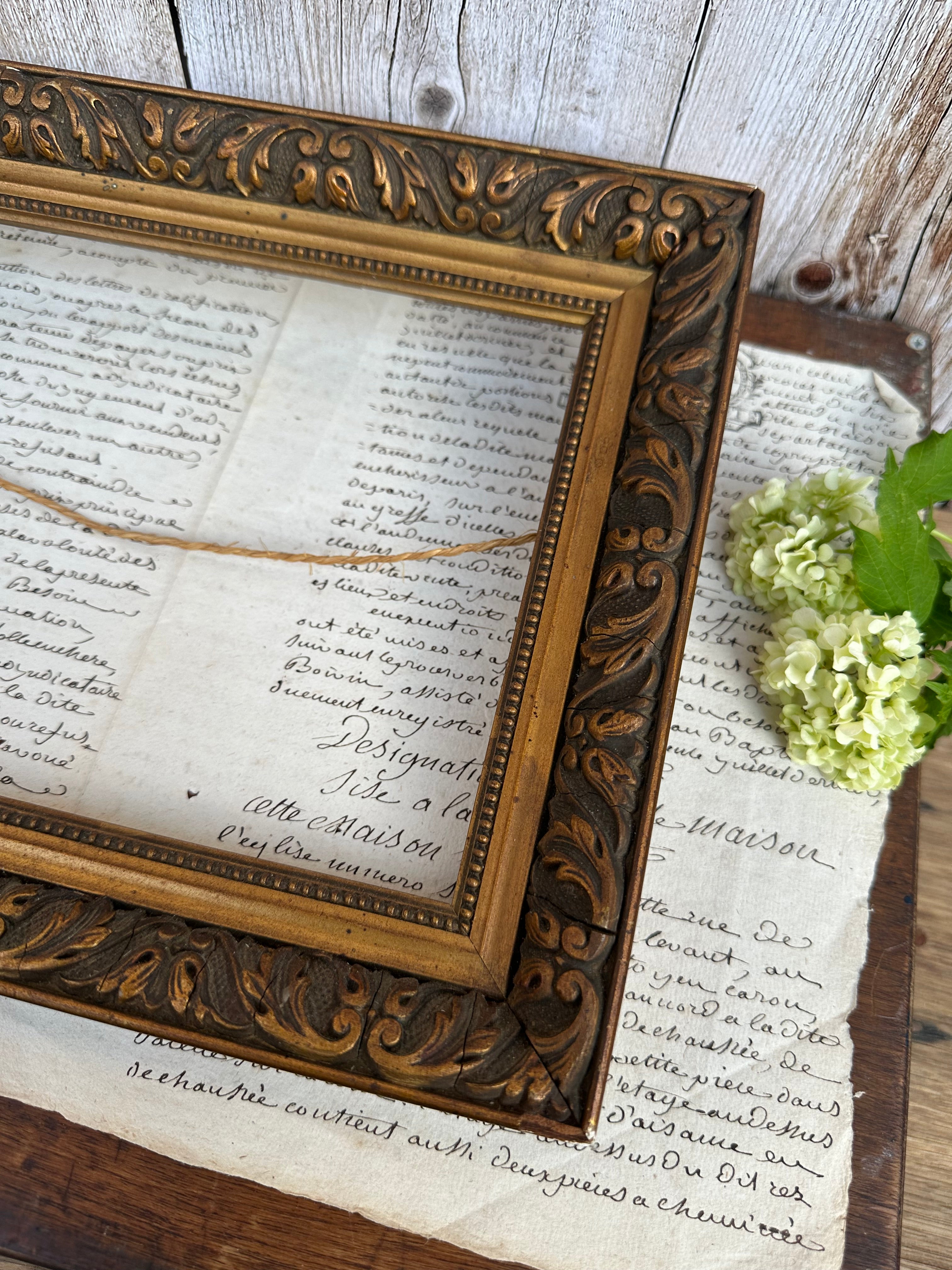 Cadre en bois et stuc doré