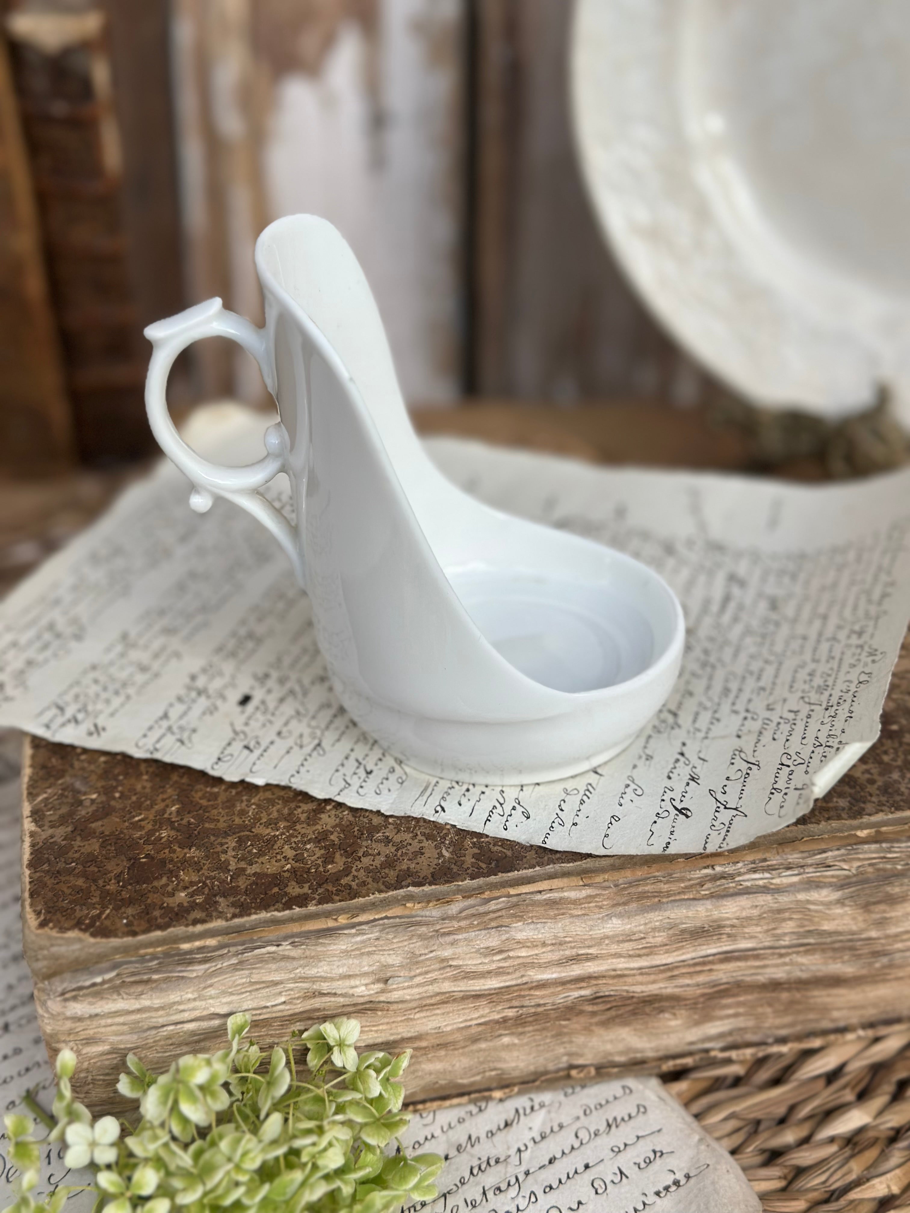 Porcelain trembleuse saucer