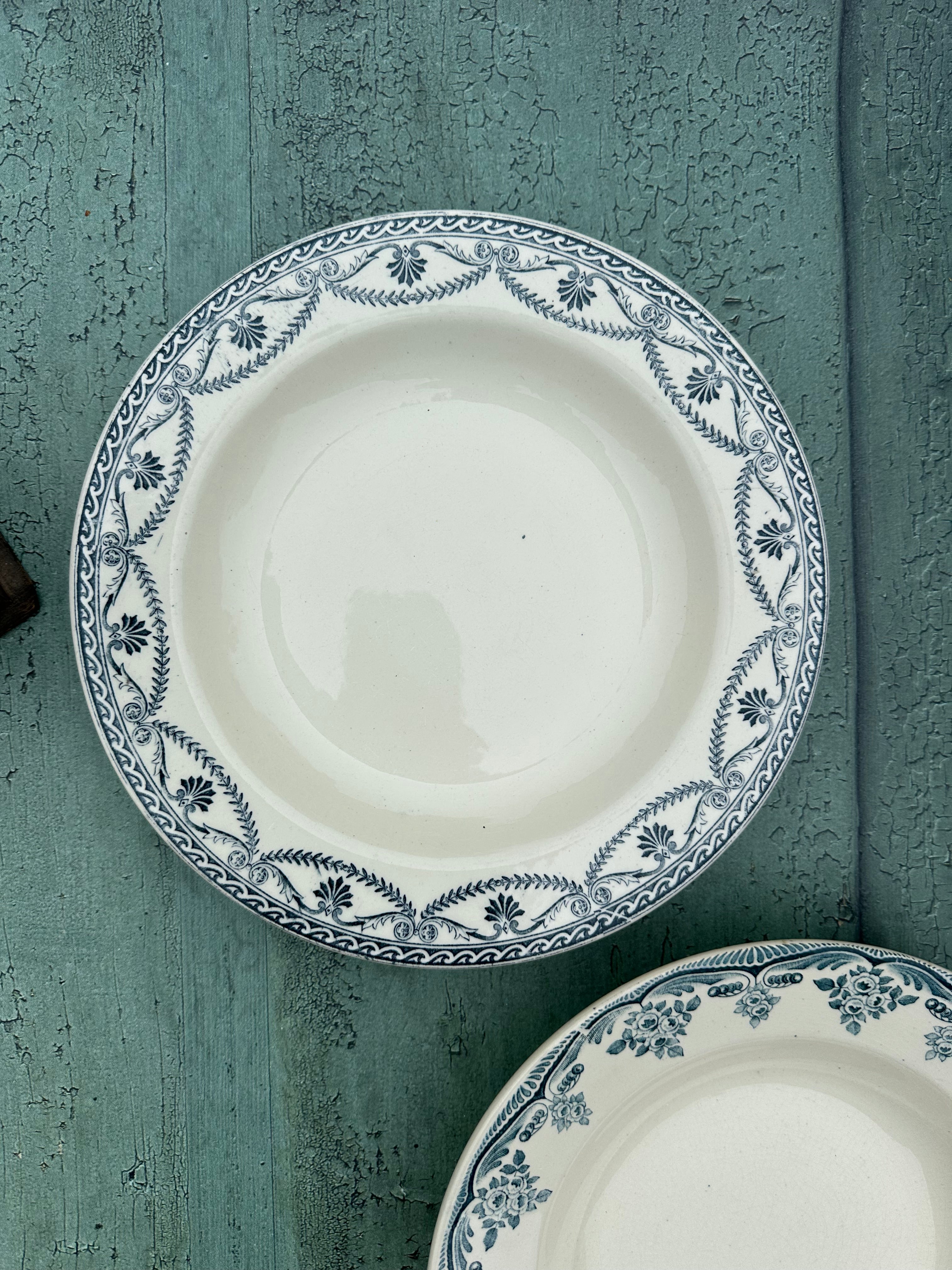 III. Suite de 6 assiettes creuses terre de fer dépareillées