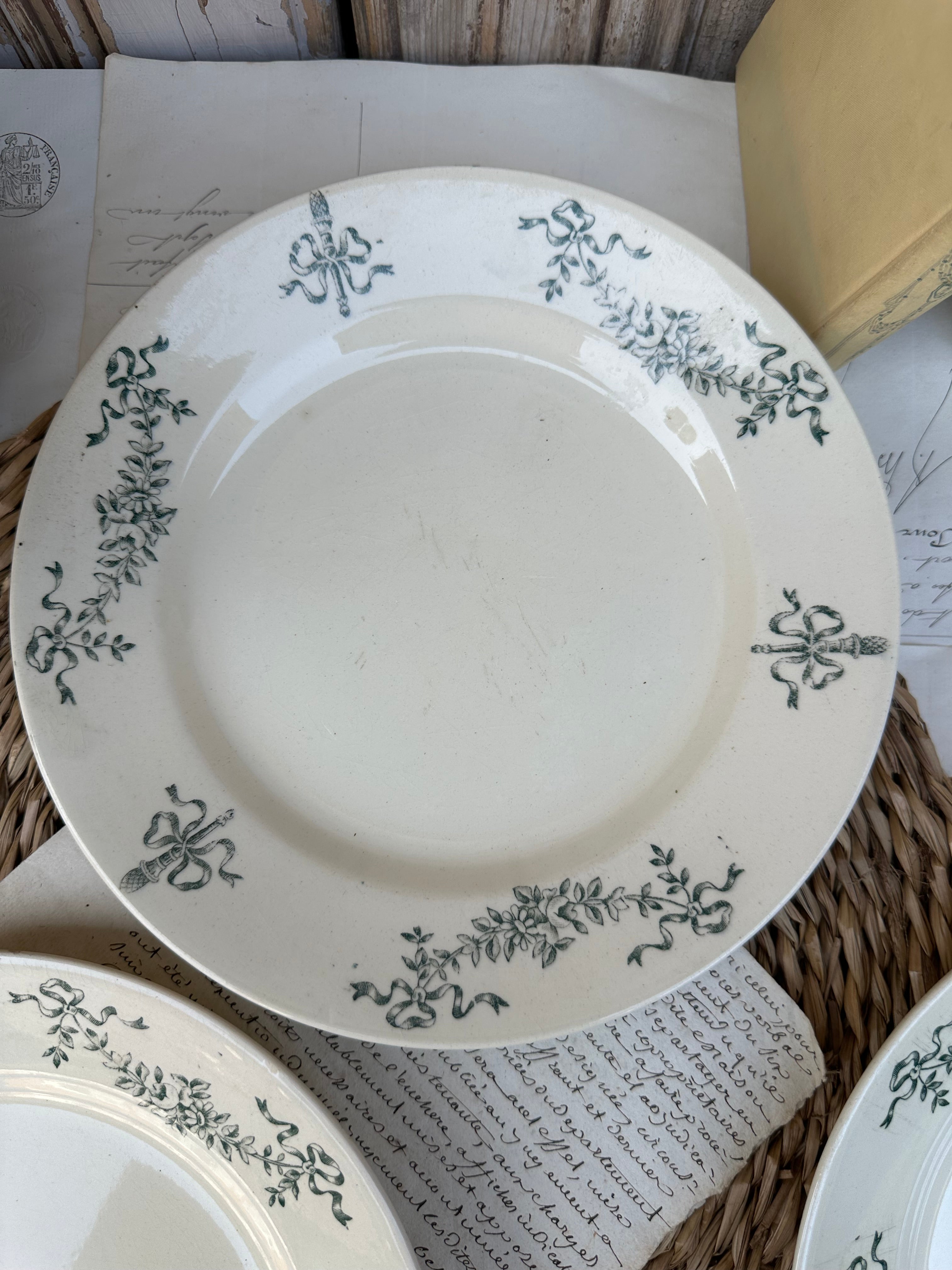 Trois assiettes plates Longchamp modèle Sapho