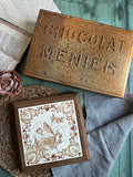 Réservé J - Grande boîte en métal Chocolat Menier et le repose plat Longwy