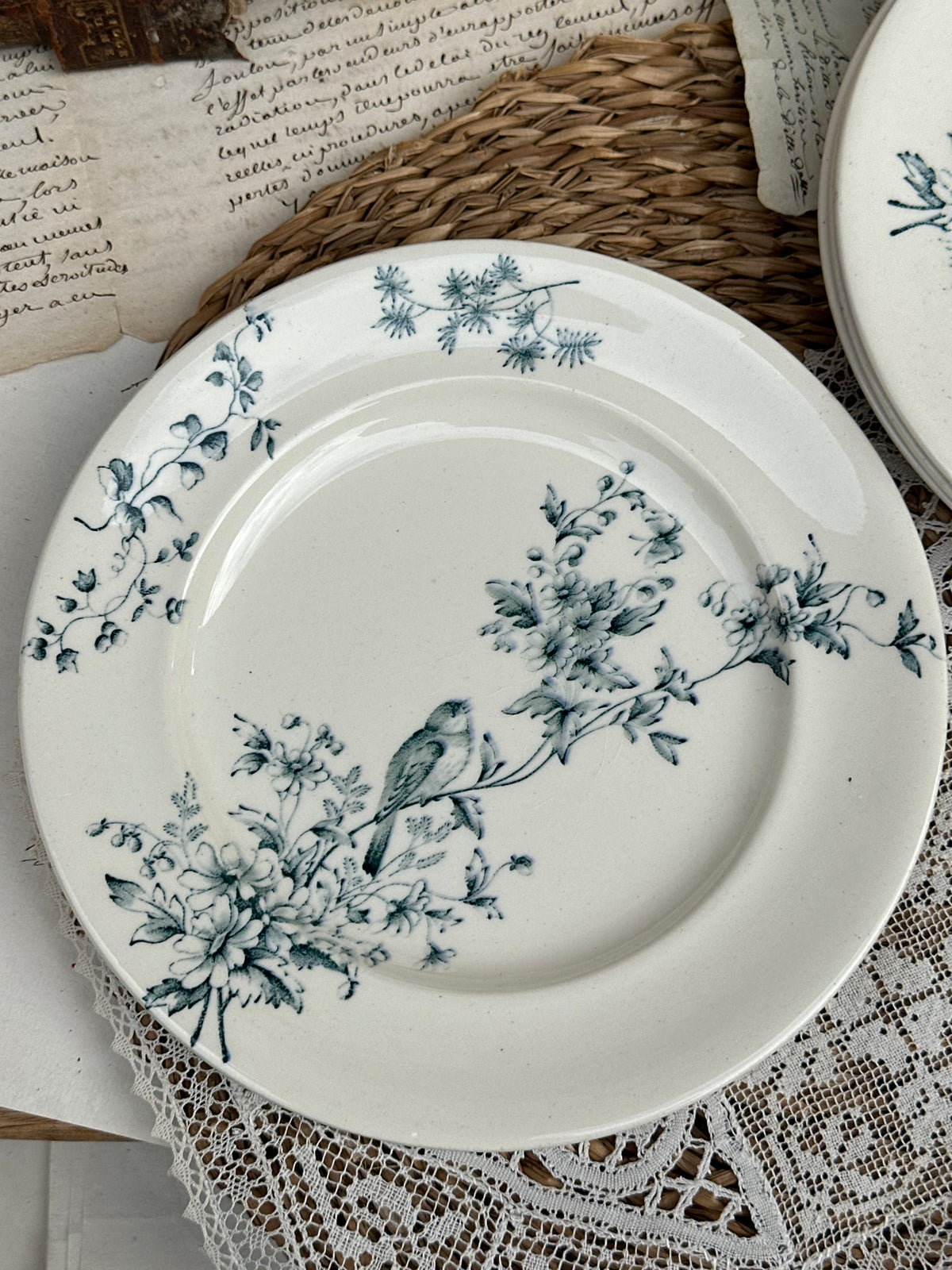 B. Suite de 5 assiettes à dessert Longwy modèle Mignon