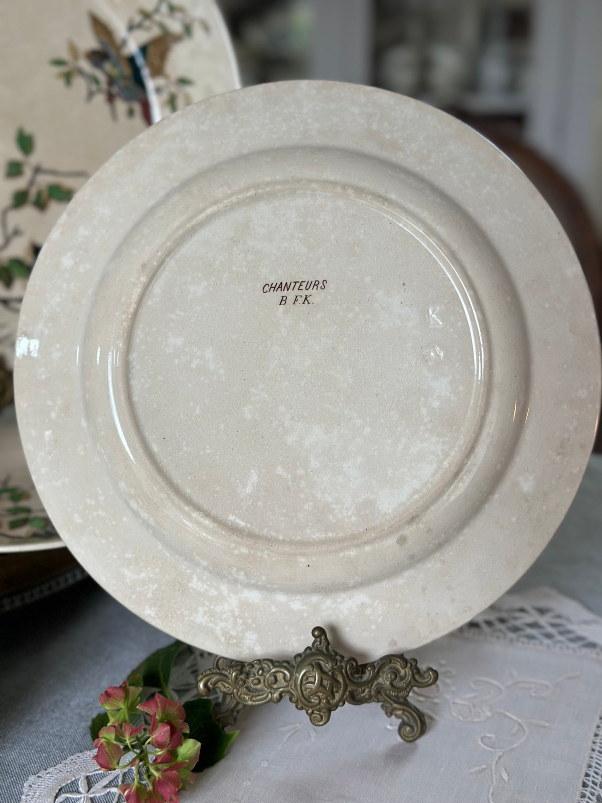 Plat rond polychrome B F K modèle Chanteurs