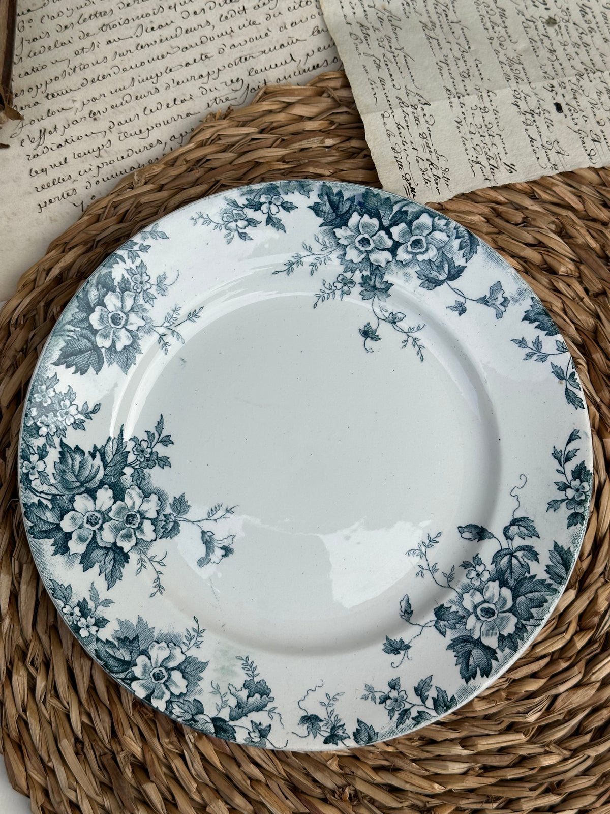 A. Suite de 6 assiettes à dessert dépareillées