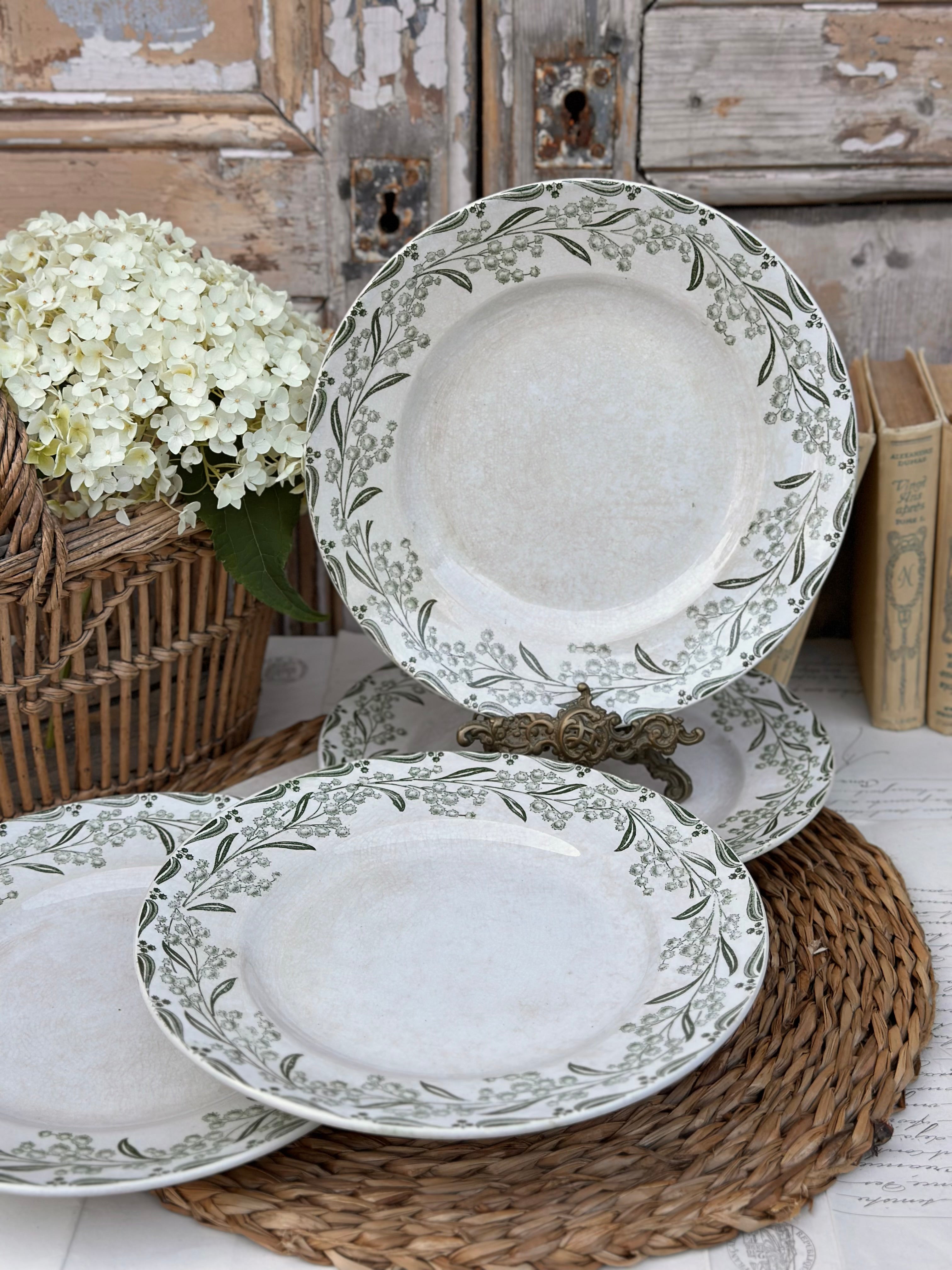 Série de 3 assiettes plates St. Amand modèle Mimosa, patinées