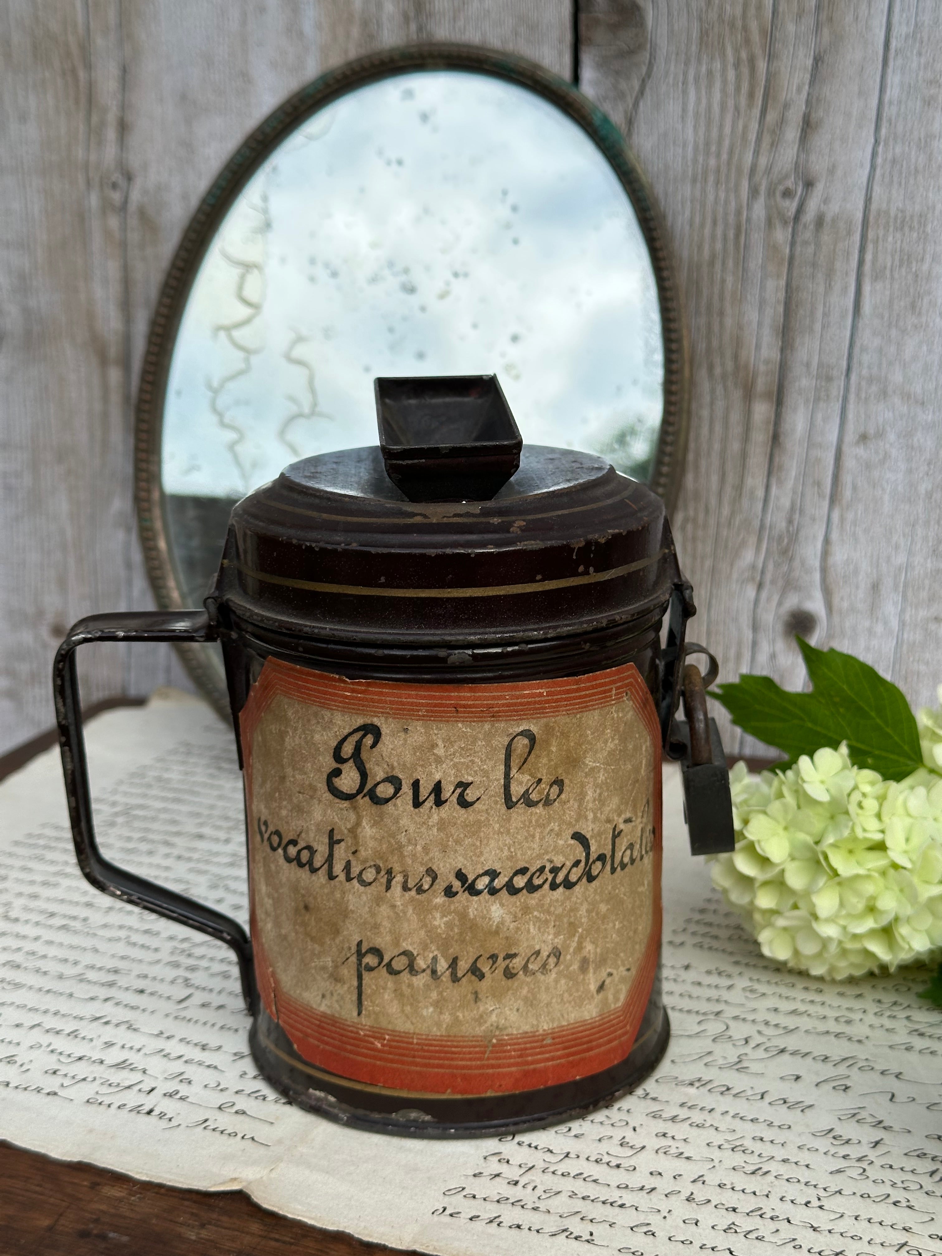 Rare tronc de quête ancienne en métal avec son cadenas d'origine