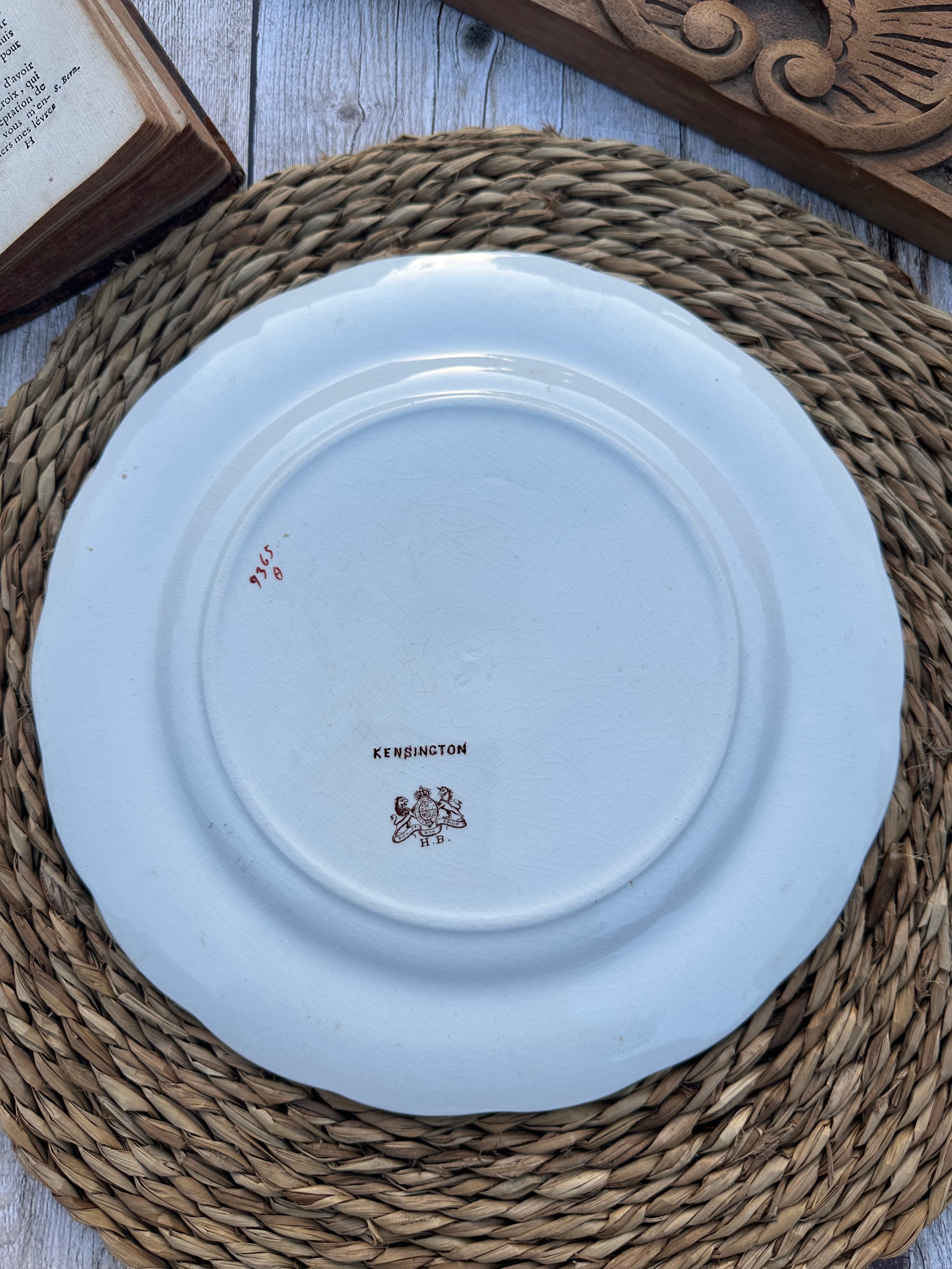 II. Assiette polychrome Heathcote Bone modèle Kensington