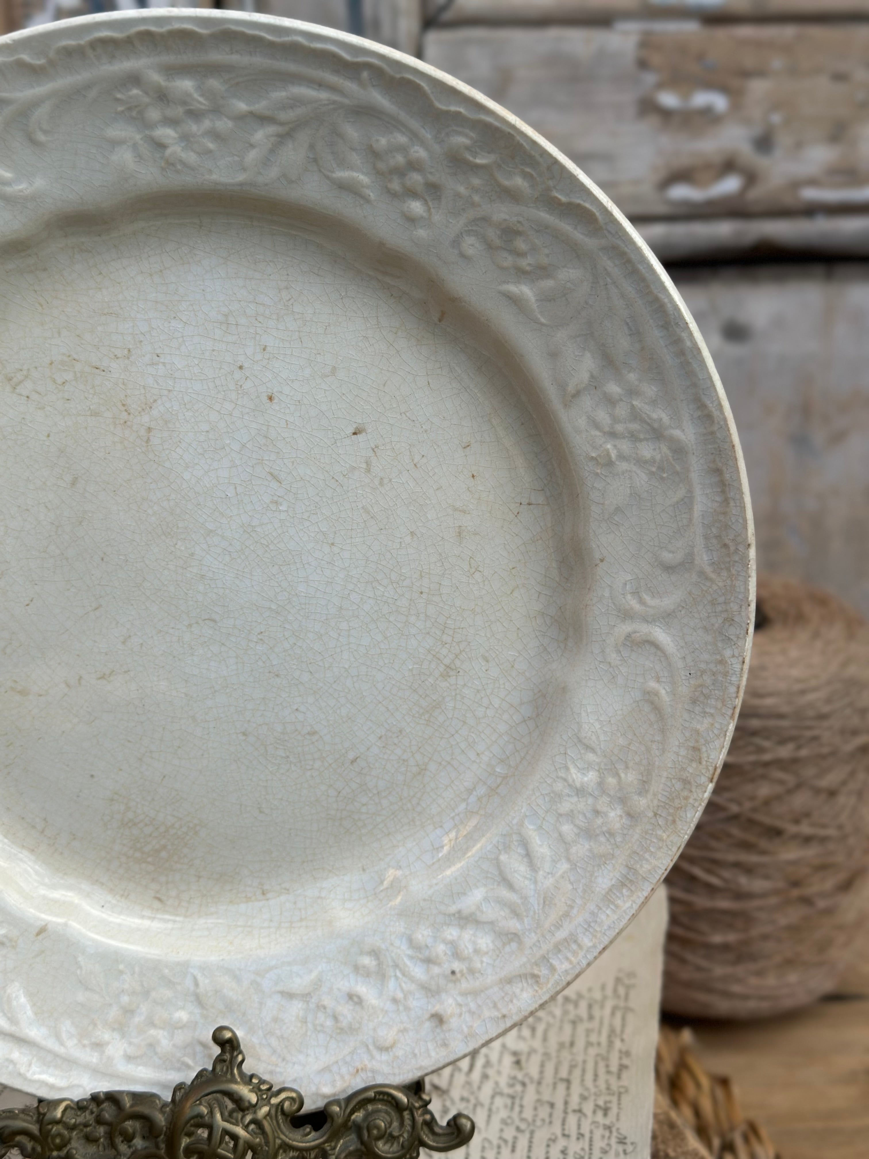 III. Assiette à relief Au Planteur de Caïffa (probablement Sarreguemines)