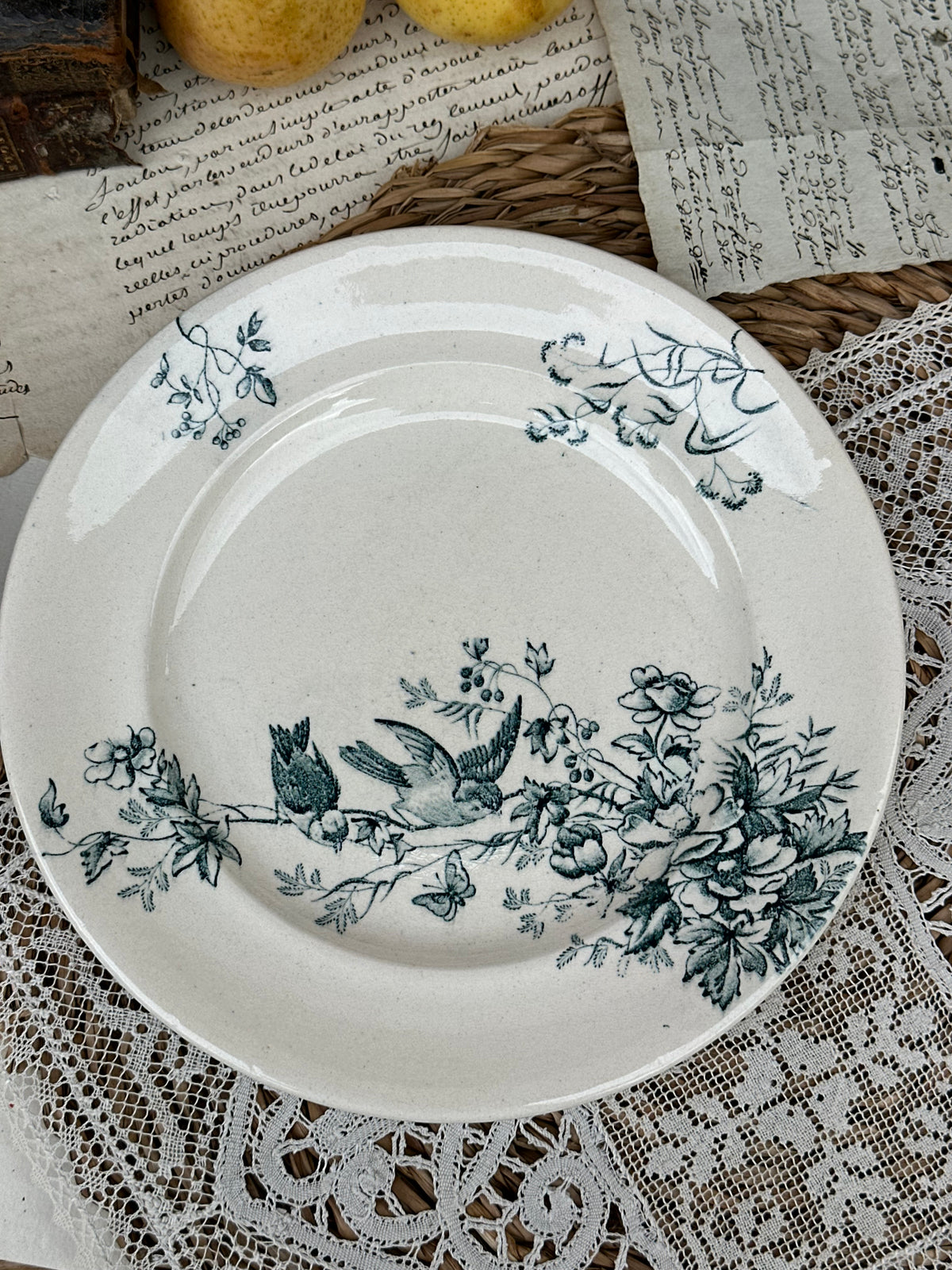 A. Suite de 6 assiettes à dessert Longwy modèle Mignon