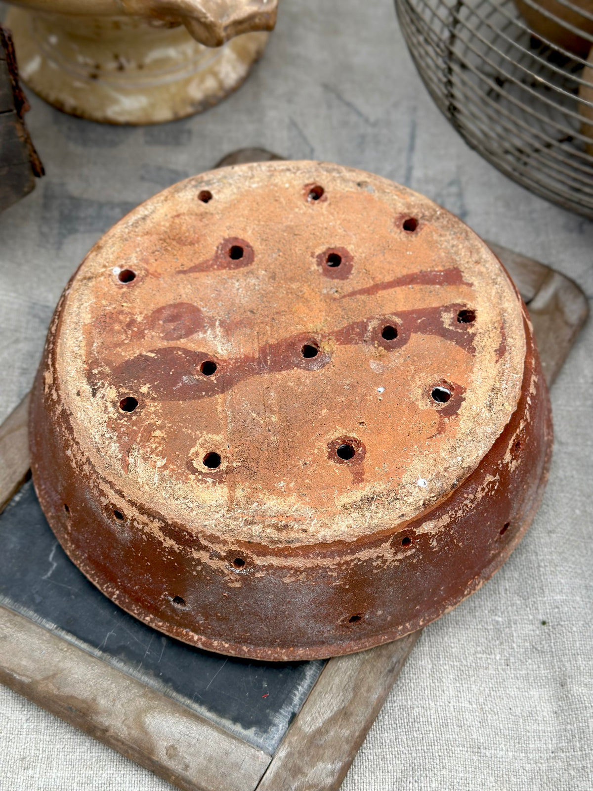 Egouttoir, faisselle, moule à fromage ancienne en terre cuite