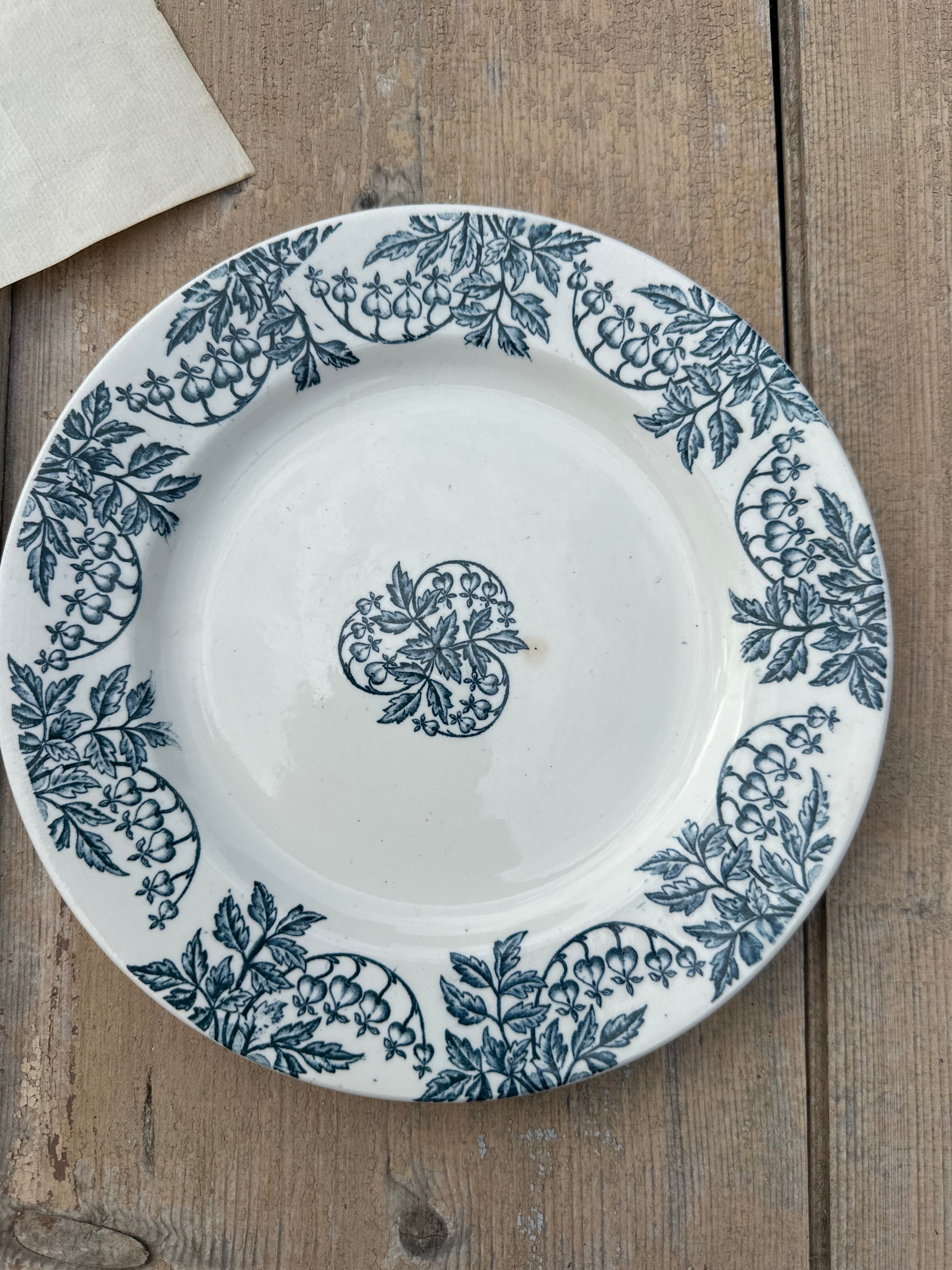 I. Set of 8 assorted dinner plates