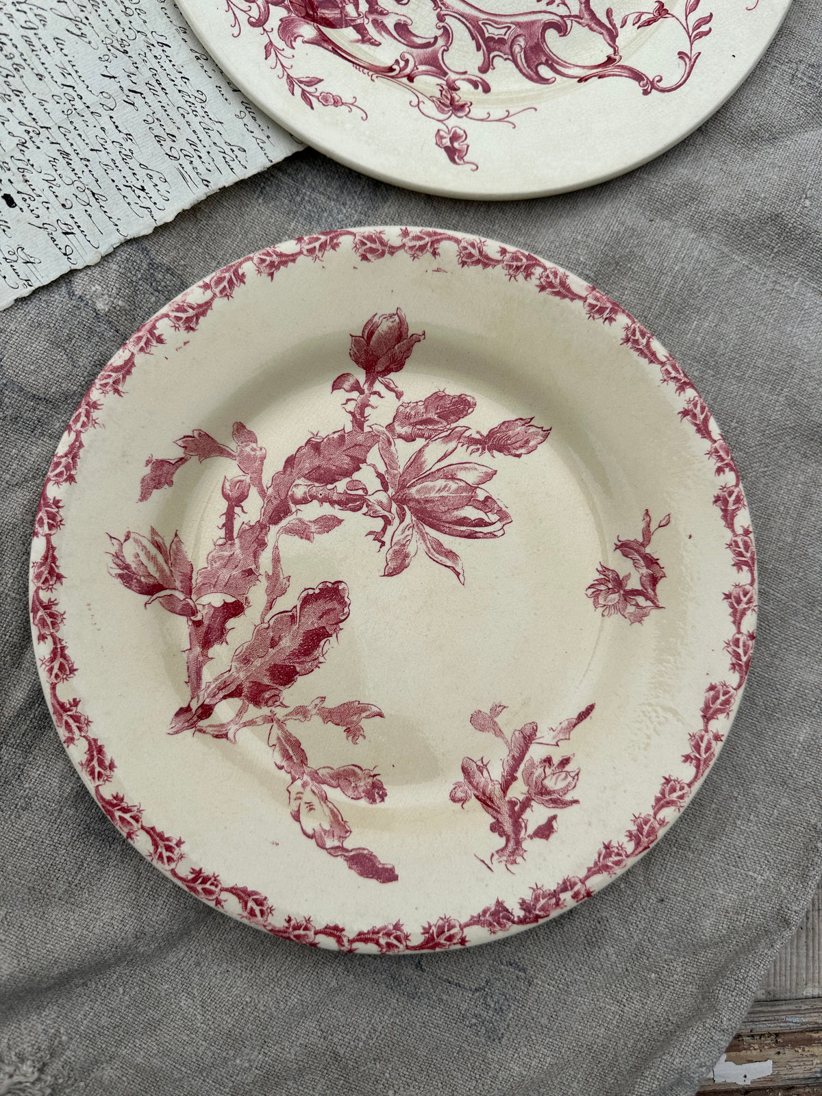 II. Suite de 6 assiettes plates dépareillées