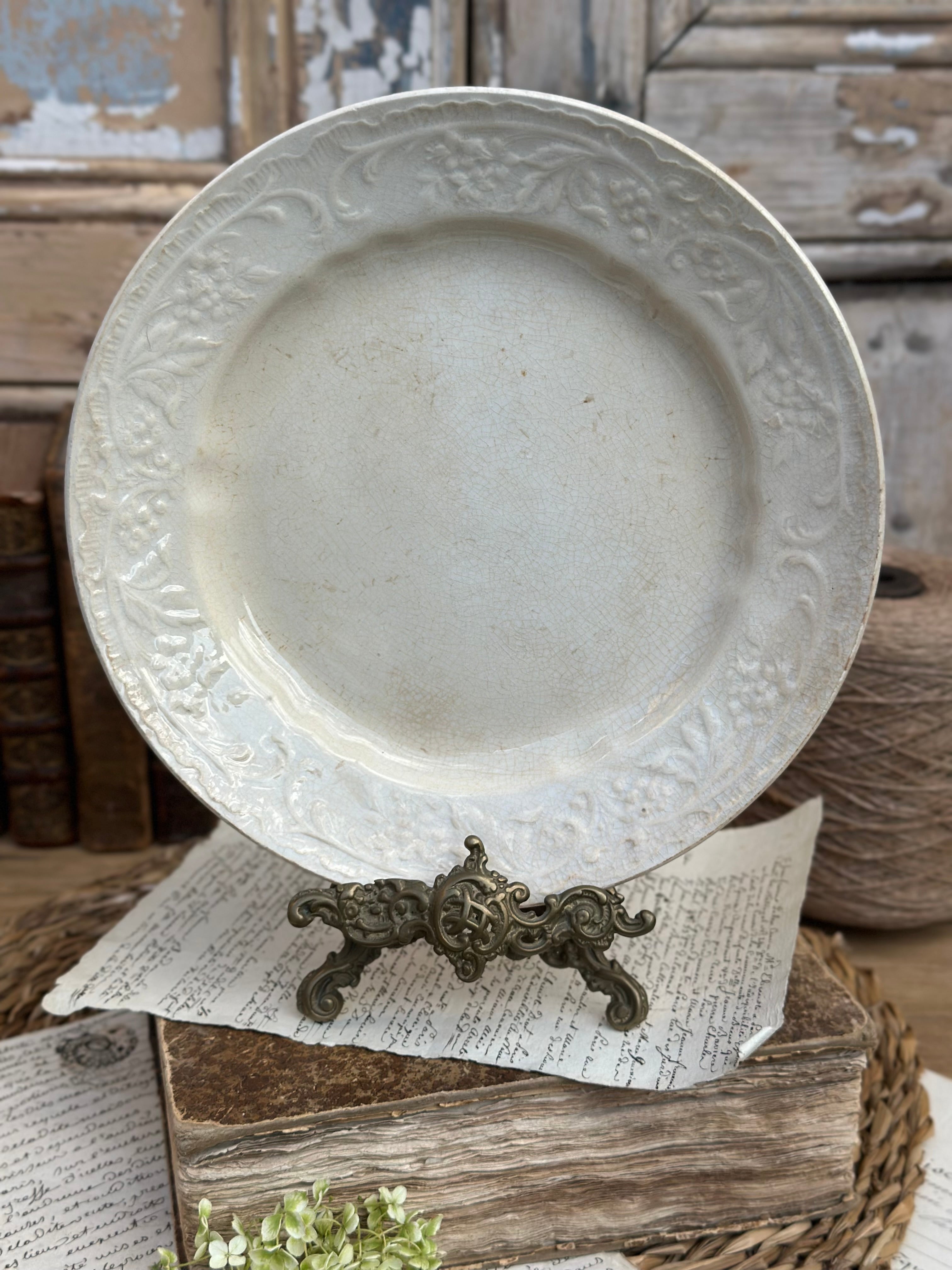 III. Assiette à relief Au Planteur de Caïffa (probablement Sarreguemines)