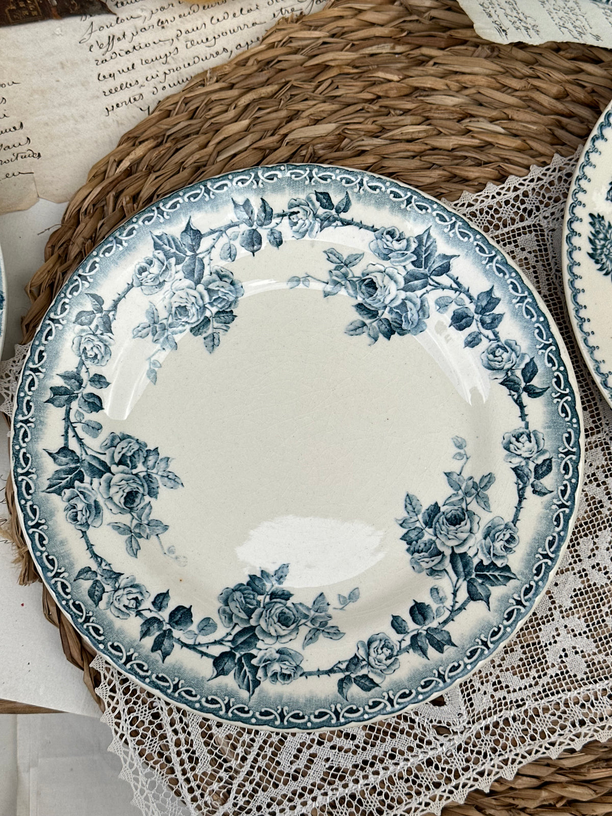 D. Suite de 6 assiettes à dessert dépareillées
