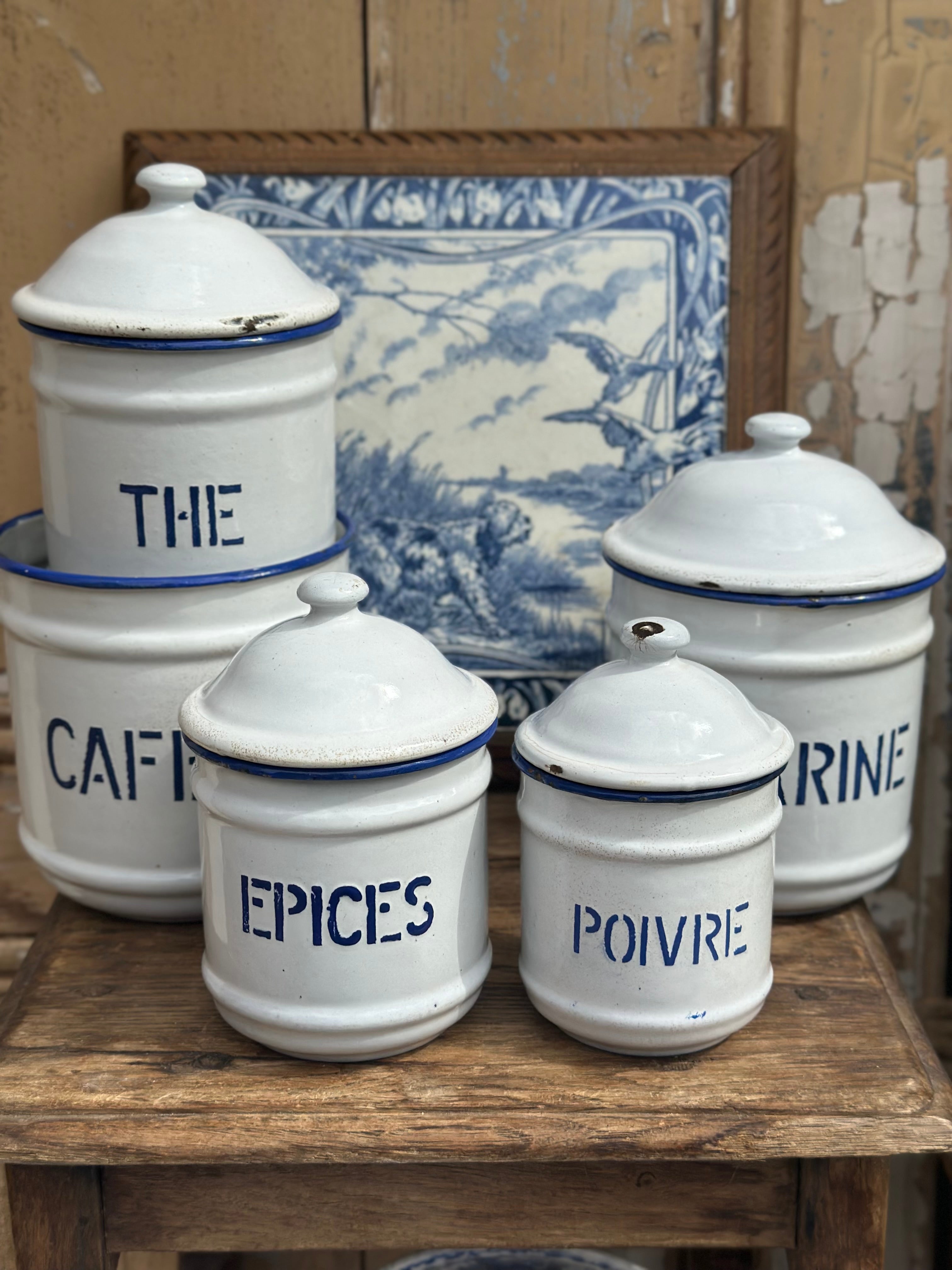 Suite de 5 pots à épices en métal
