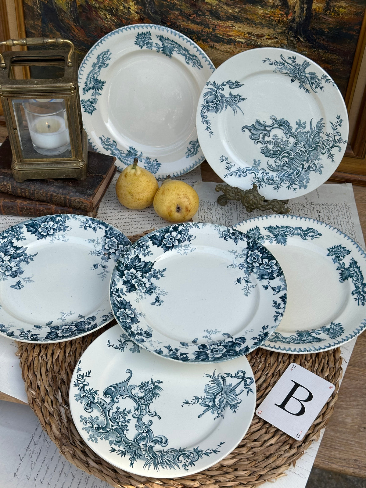 B. Suite de 6 assiettes à dessert dépareillées