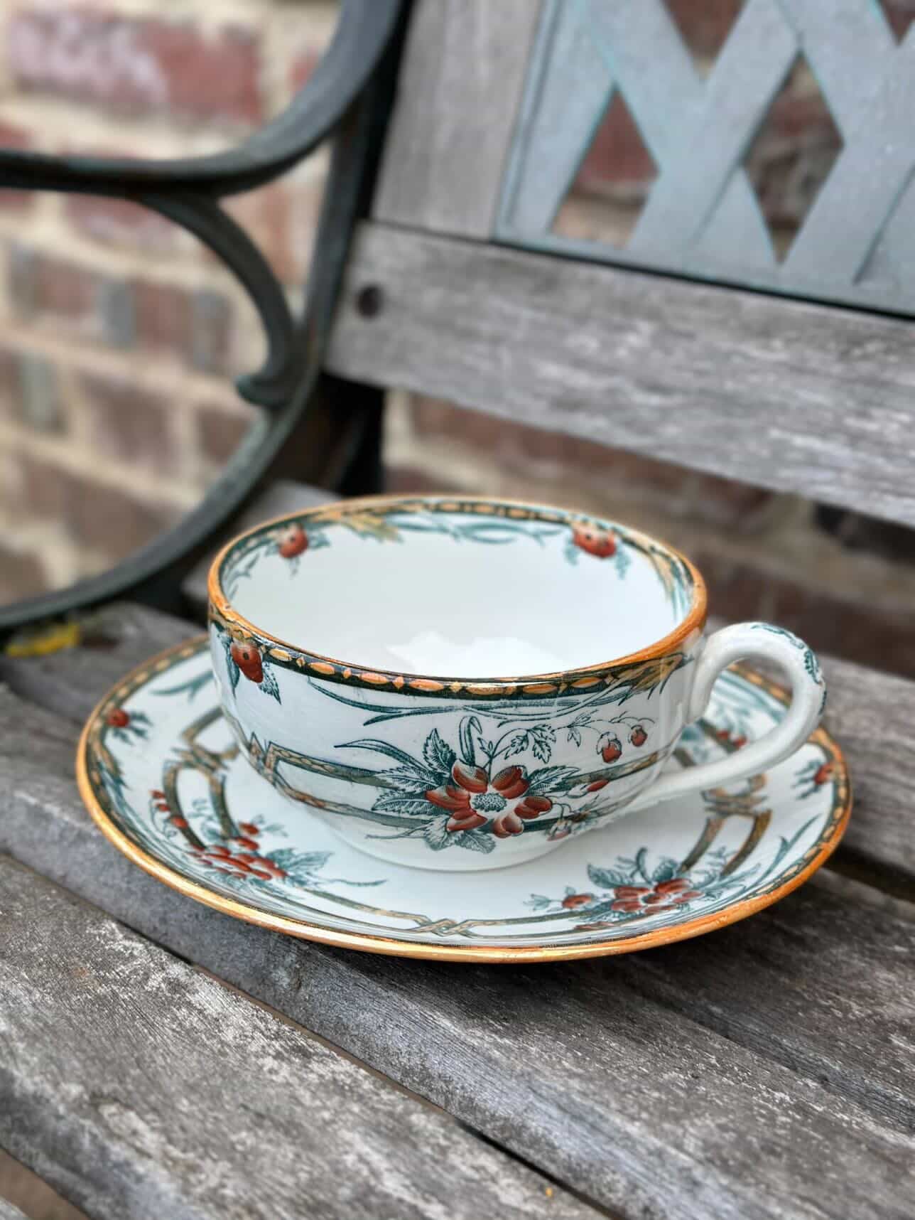 Suite de 4 grandes tasses à chocolat terre de fer Sarreguemines modèle Cérès