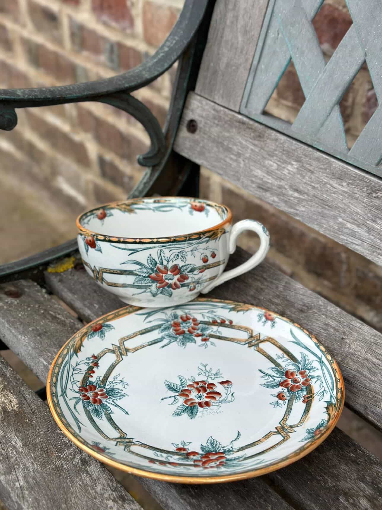 Suite de 4 grandes tasses à chocolat terre de fer Sarreguemines modèle Cérès