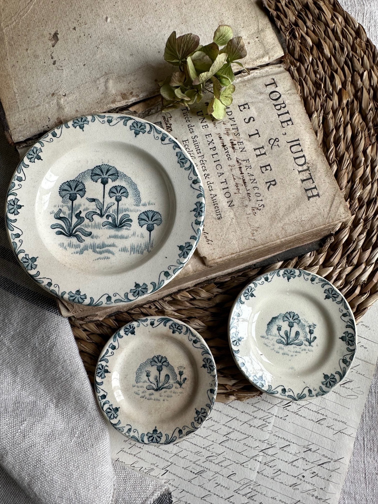 Un petit plat et deux assiettes terre de fer pour poupée