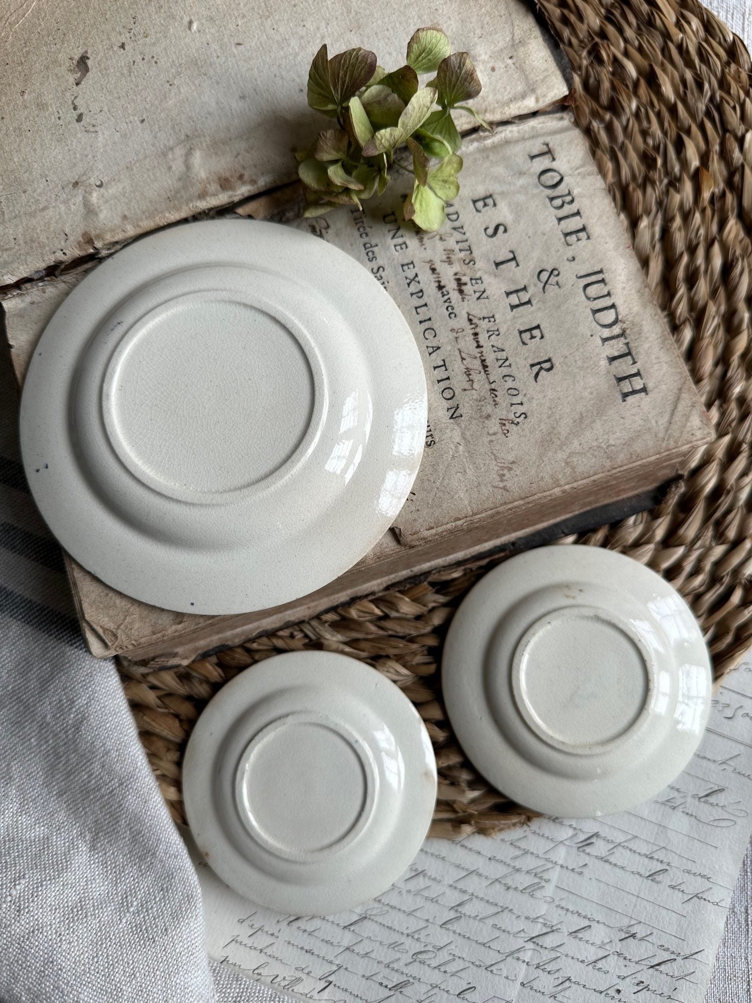 Un petit plat et deux assiettes terre de fer pour poupée