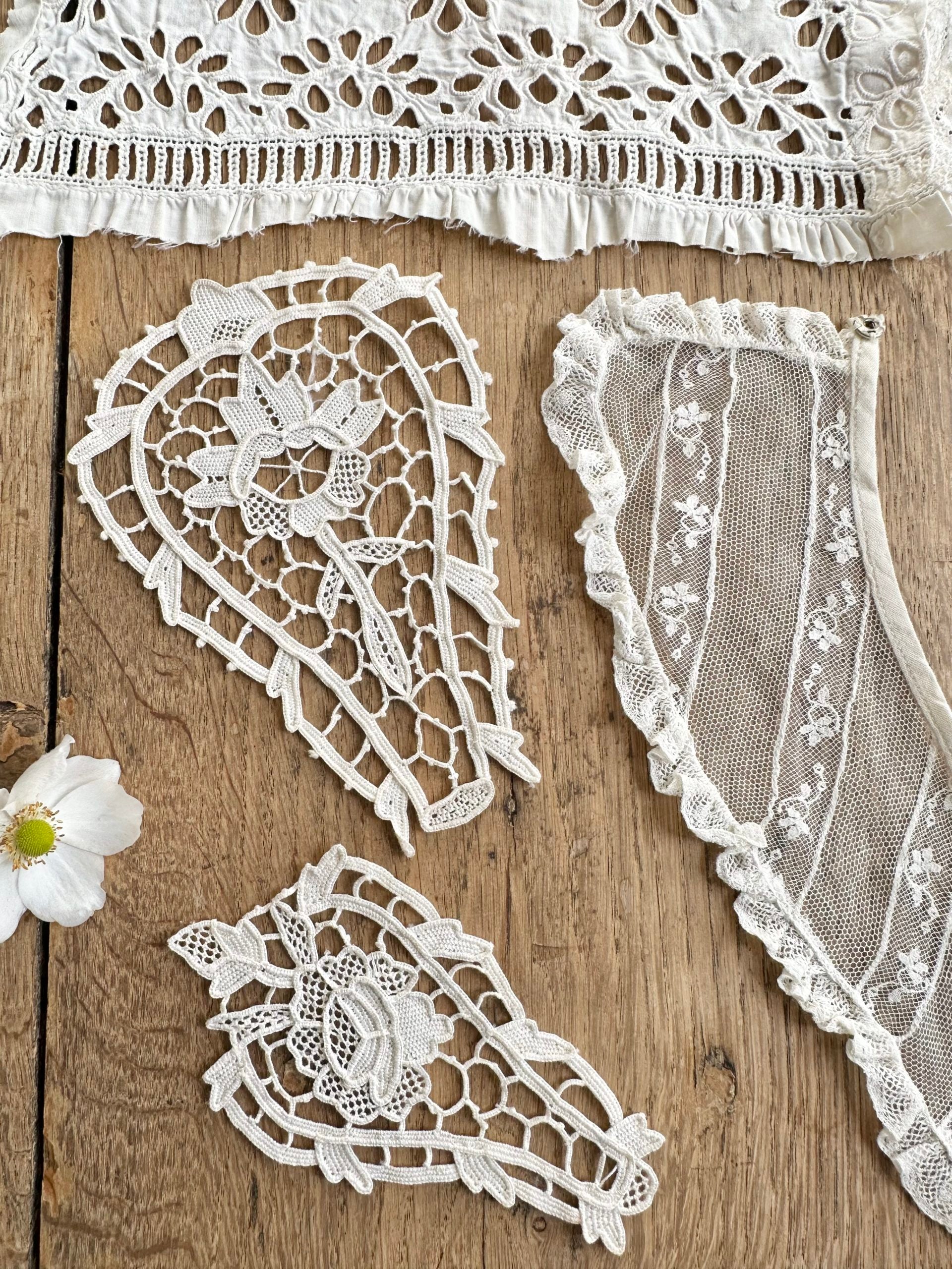 XXXIX. Ensemble: empiècement brodé main, col en tulle et dentelles, deux pièces décoratives