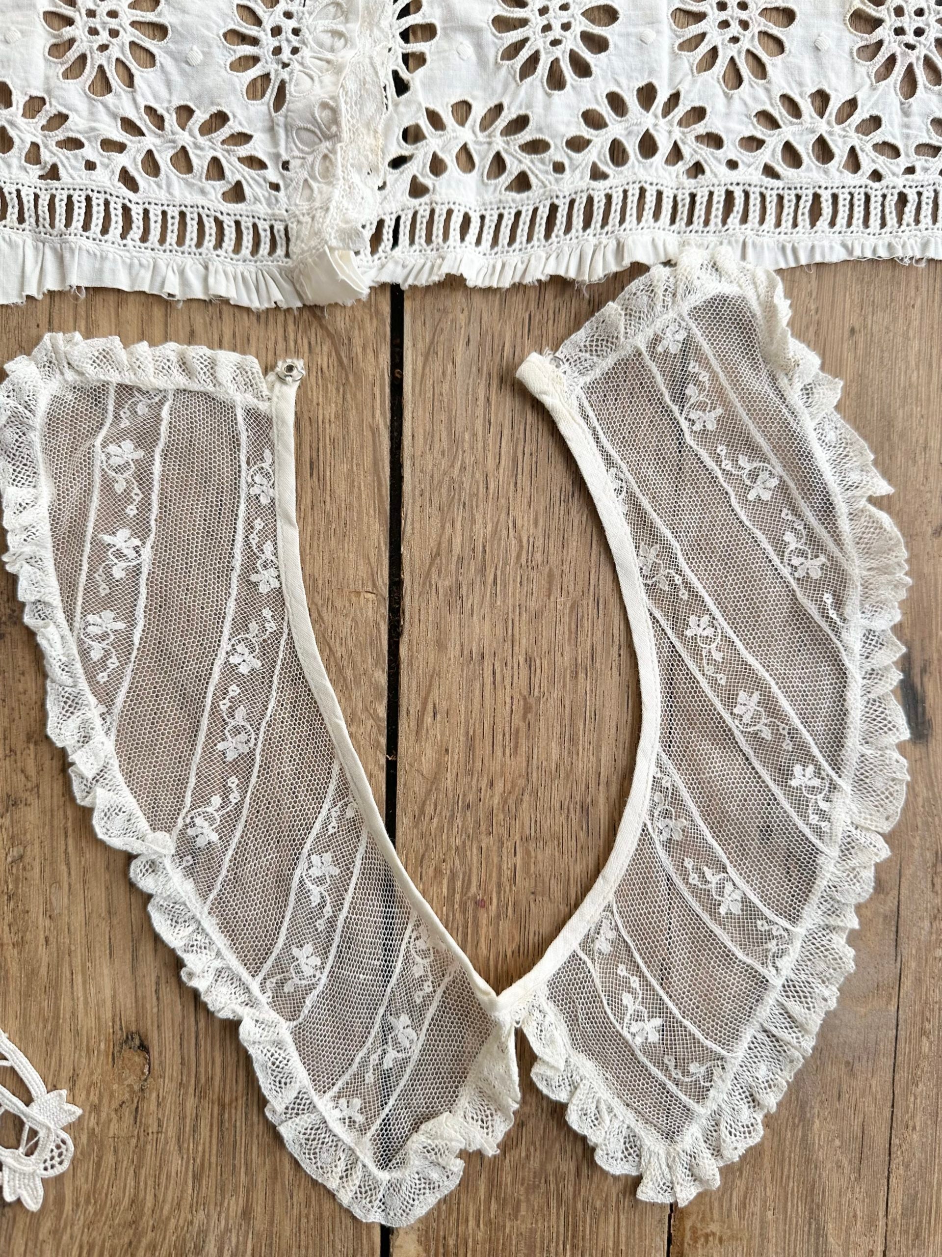 XXXIX. Ensemble: empiècement brodé main, col en tulle et dentelles, deux pièces décoratives
