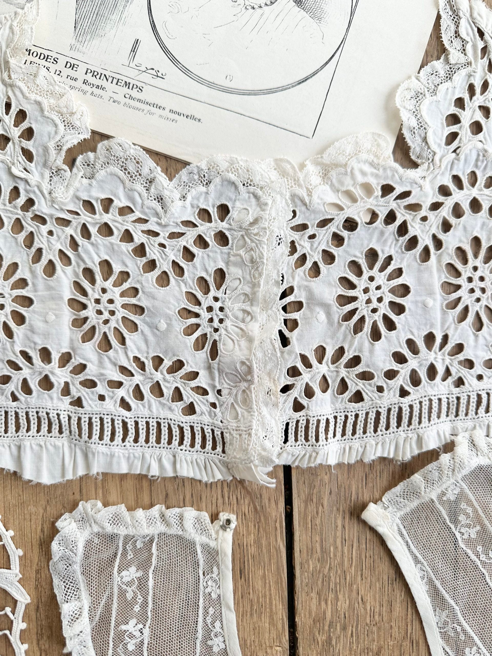 XXXIX. Ensemble: empiècement brodé main, col en tulle et dentelles, deux pièces décoratives