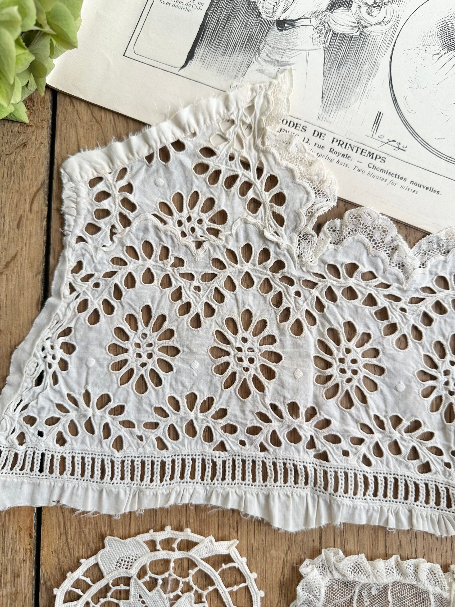 XXXIX. Ensemble: empiècement brodé main, col en tulle et dentelles, deux pièces décoratives