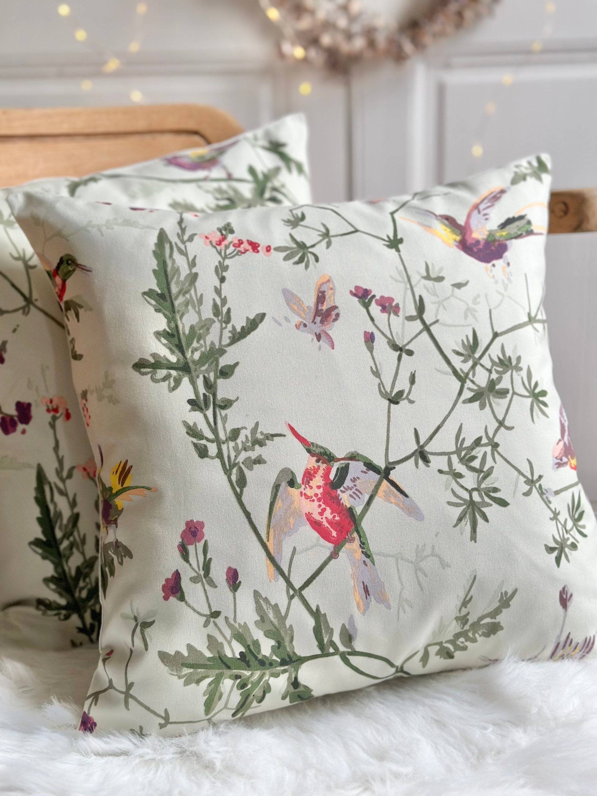 Housse de coussin en tissu Cole and Son Hummingbirds fond vert tendre